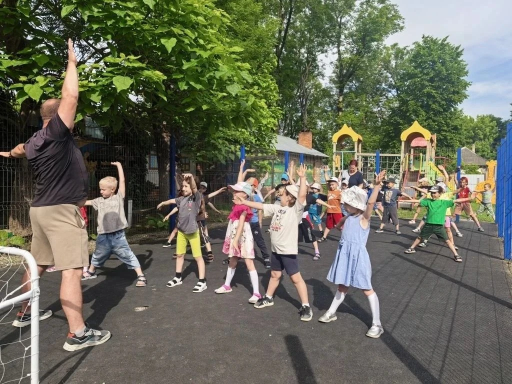 "Заряжаемся здоровьем на свежем воздухе "
🌞Лето — лучшее время для бодрого начала дня! Мы с детьми 