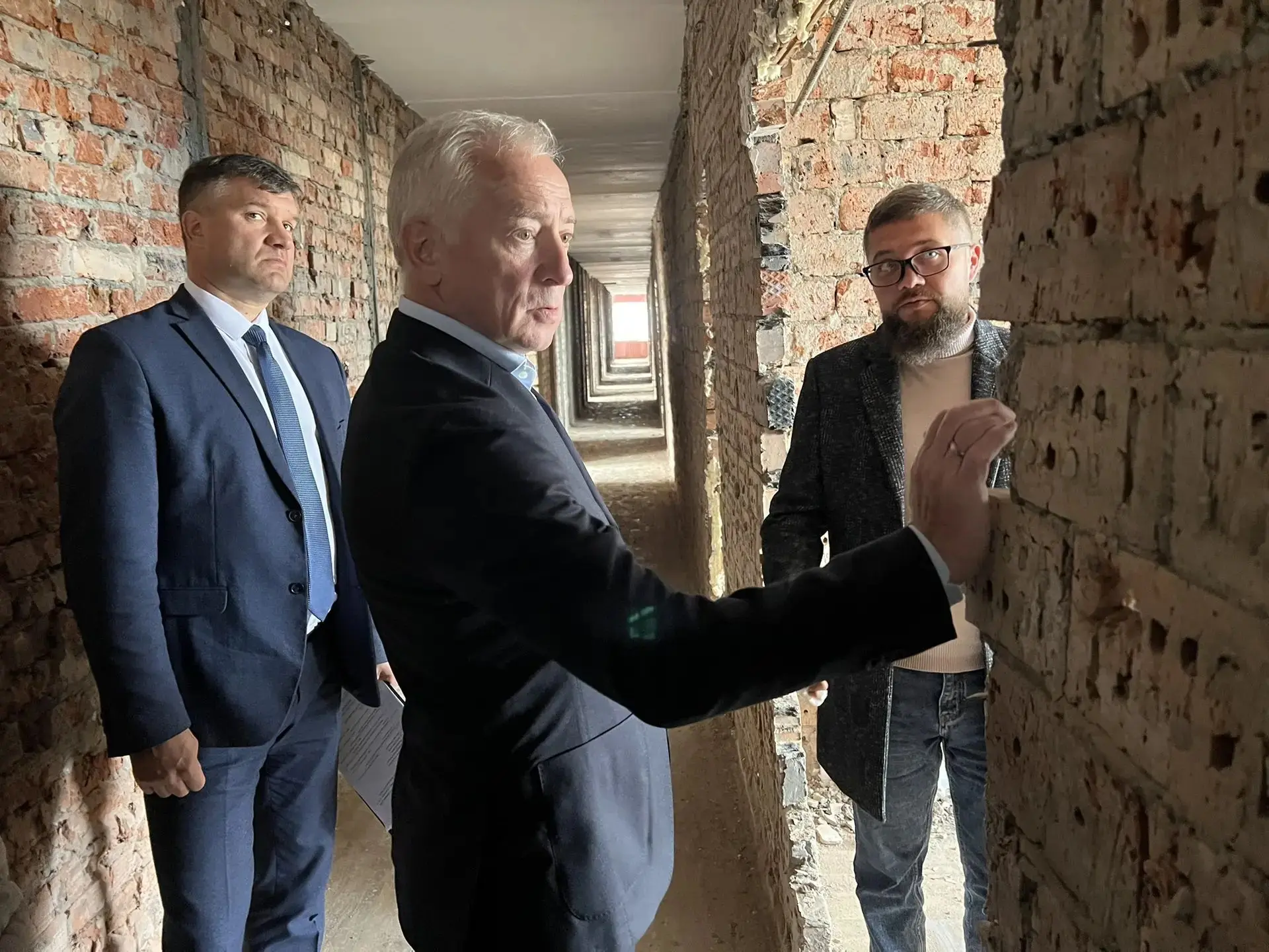На контроле – ремонт 1-й школы в Александровском, который выполняем по национальному пр...