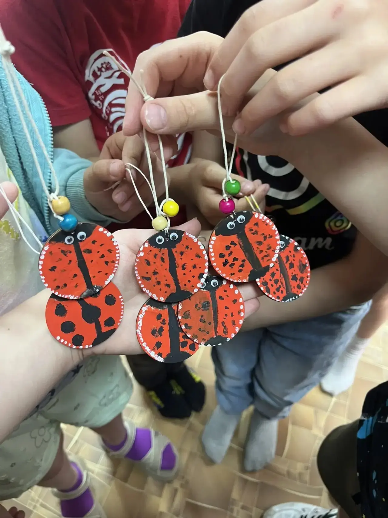 🐞 Творческая магия в лагере: мастер-класс «Магические точки»!

Вчера в нашем пришкольном лагере цар