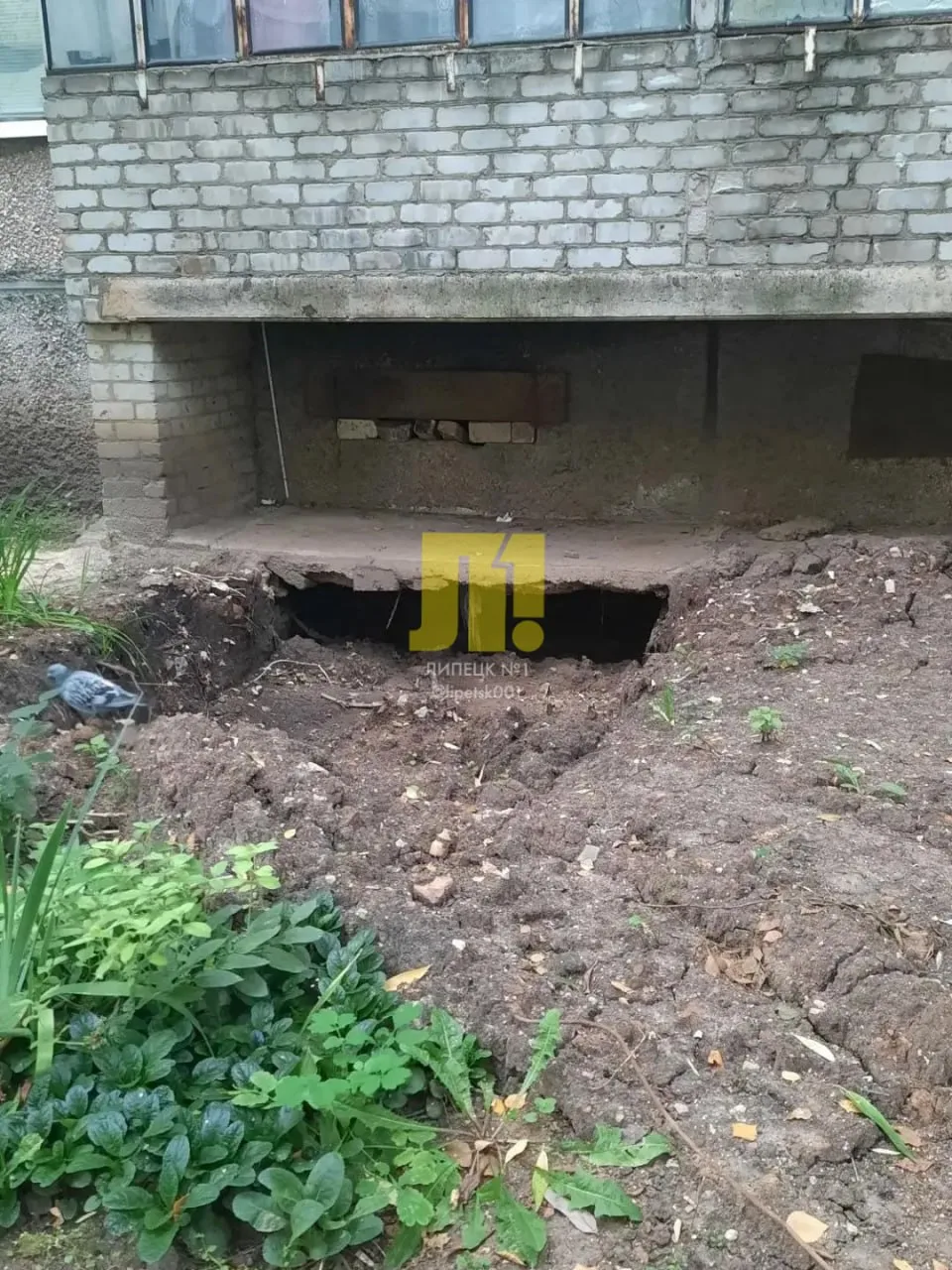 Огромную дырку под домом оставили коммунальщики на Октябрьской, 73: