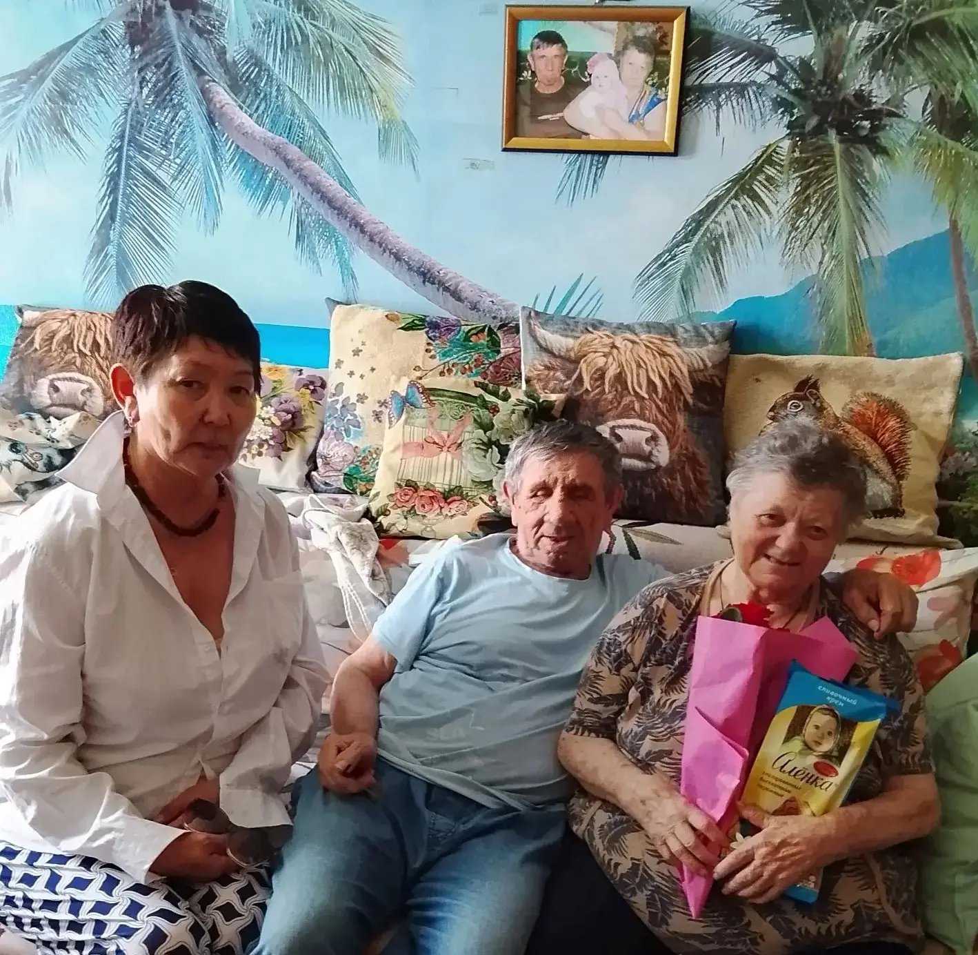 Праздник на дому в честь дня рождения вчера устроили для получателя социальных услуг на...