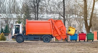 Как избежать луж и зловония на контейнерных площадках в летний период
