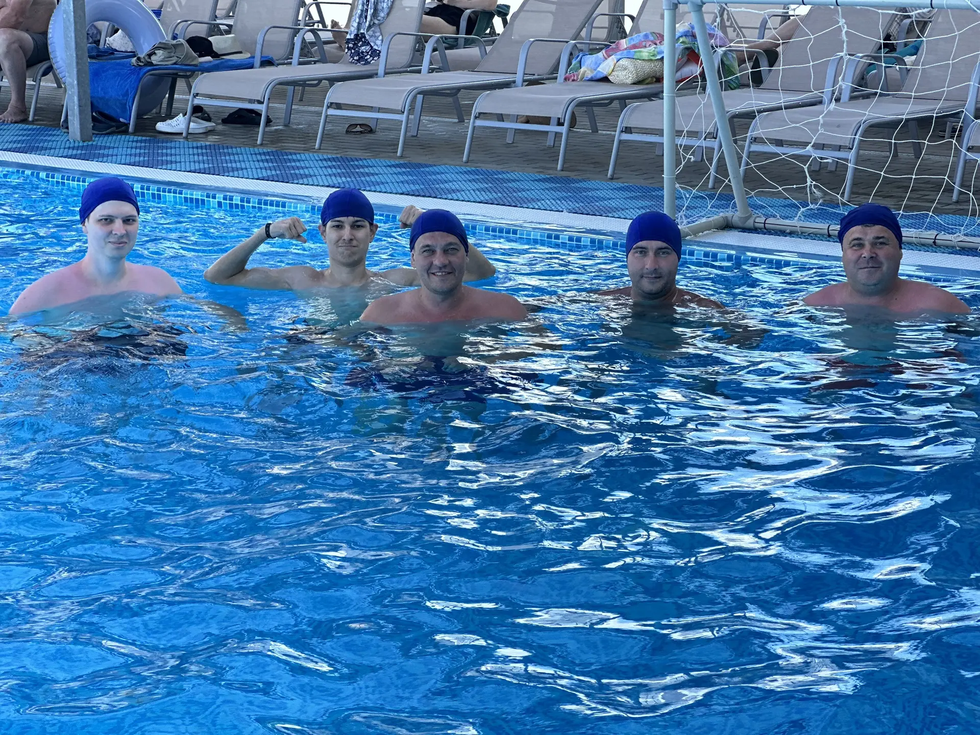 В 16:00 по плану «Водное поло» 🤽 «Синие» против «Красных» 🤽‍♀️