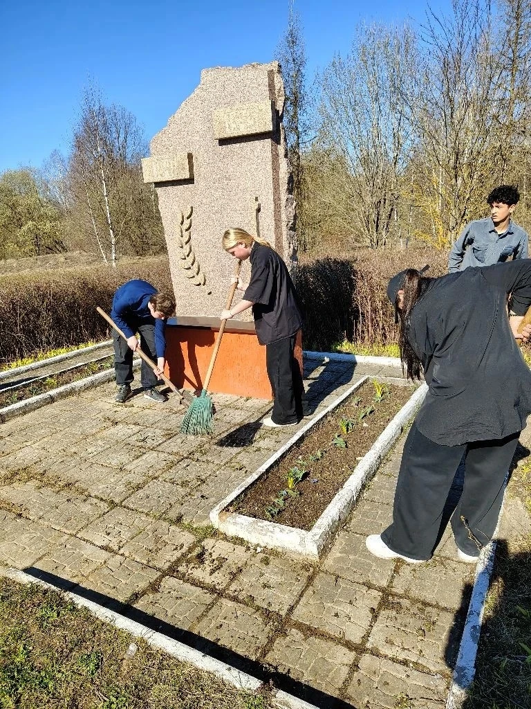 🌿 Субботник у памятника: вместе за чистоту и память!