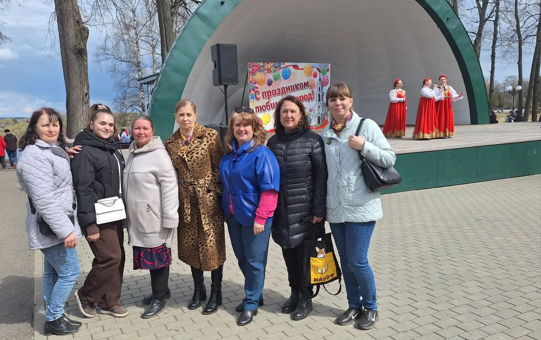 🌺1 мая коллектив детского сада   встречает в городском парке, где с песнями и танцами ...