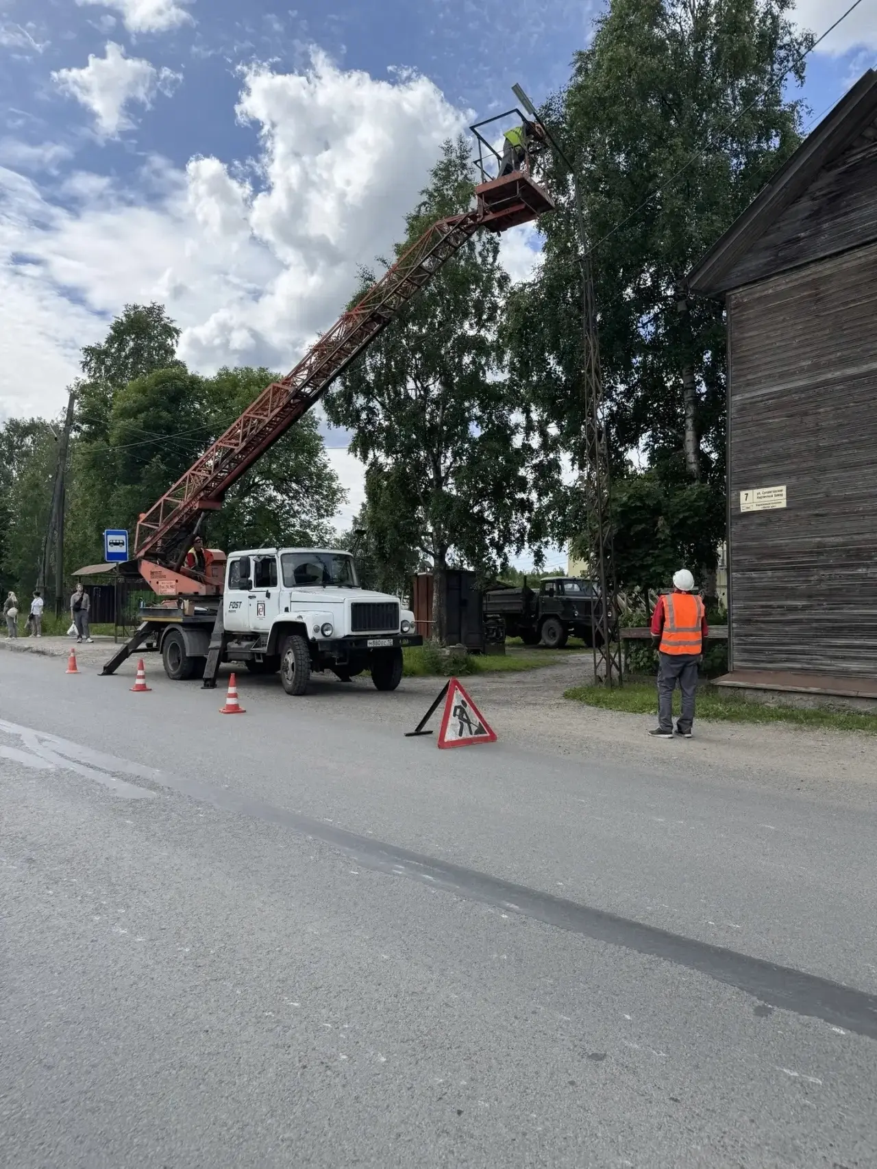 Светильники меняют на улице Сулажгорского Кирпичного Завода