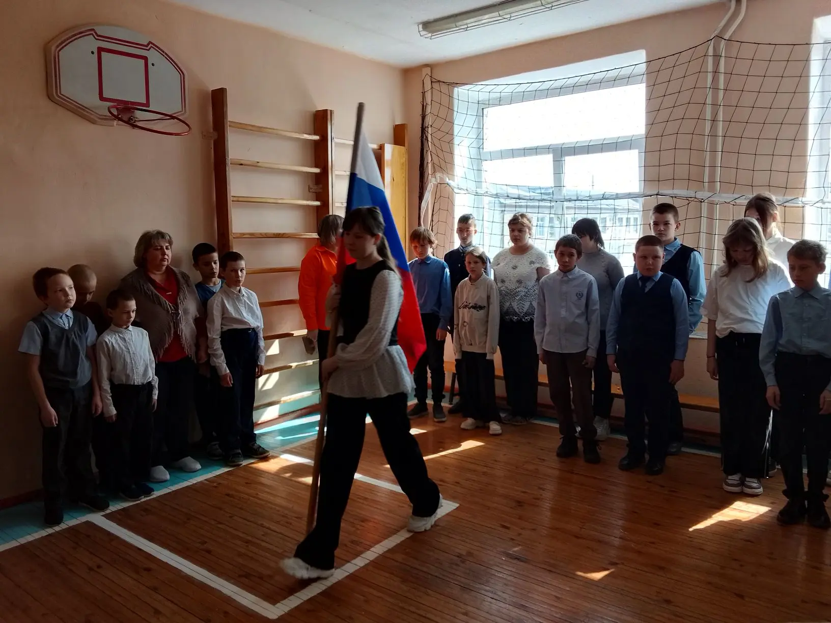 Каждый понедельник в нашей школе начинается с важного события – торжественной церемонии...