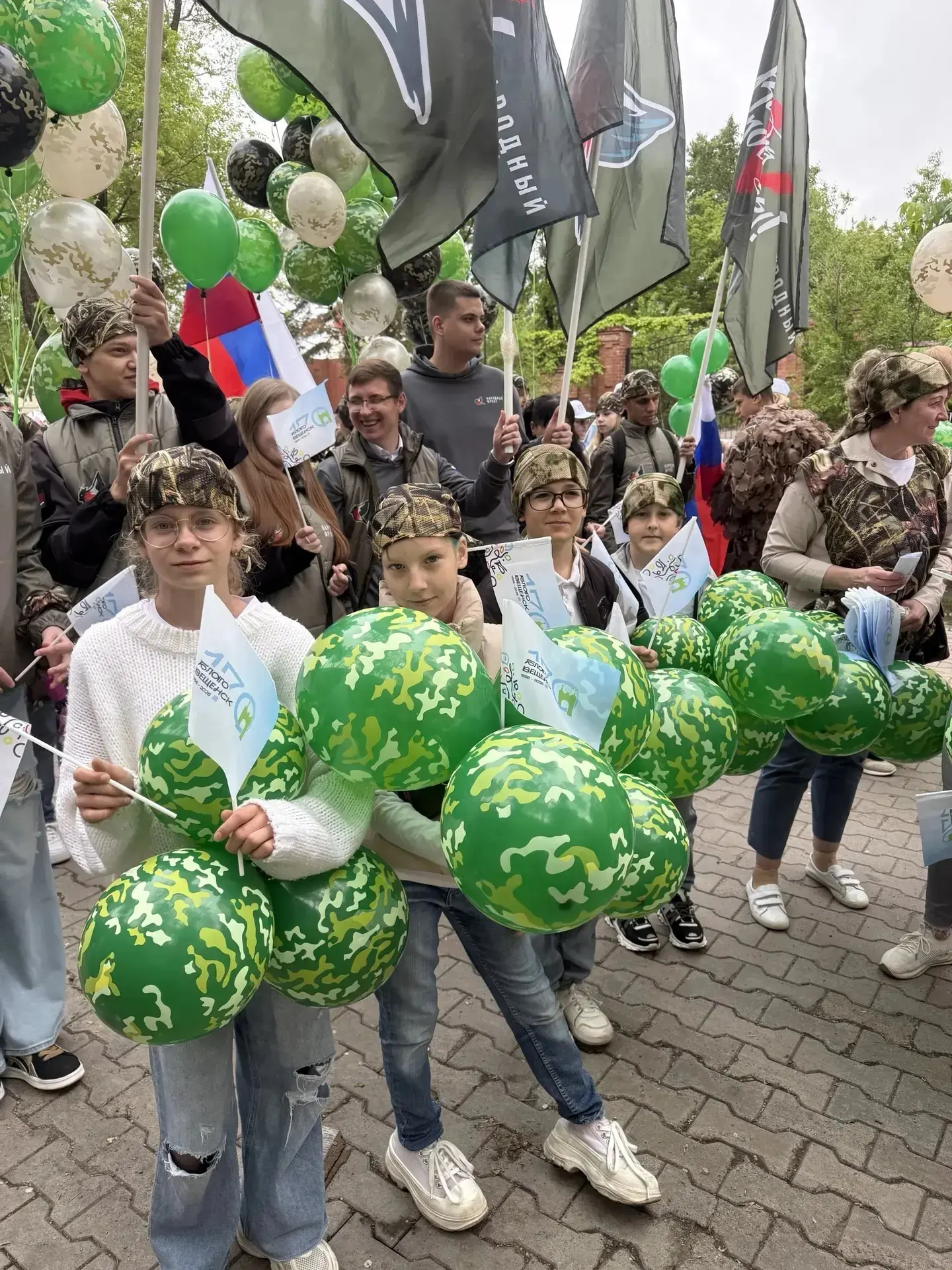 Волонтёры  4в класса  вместе  с родителями приняли участие  в шествии к 170-летию нашего города. Реб