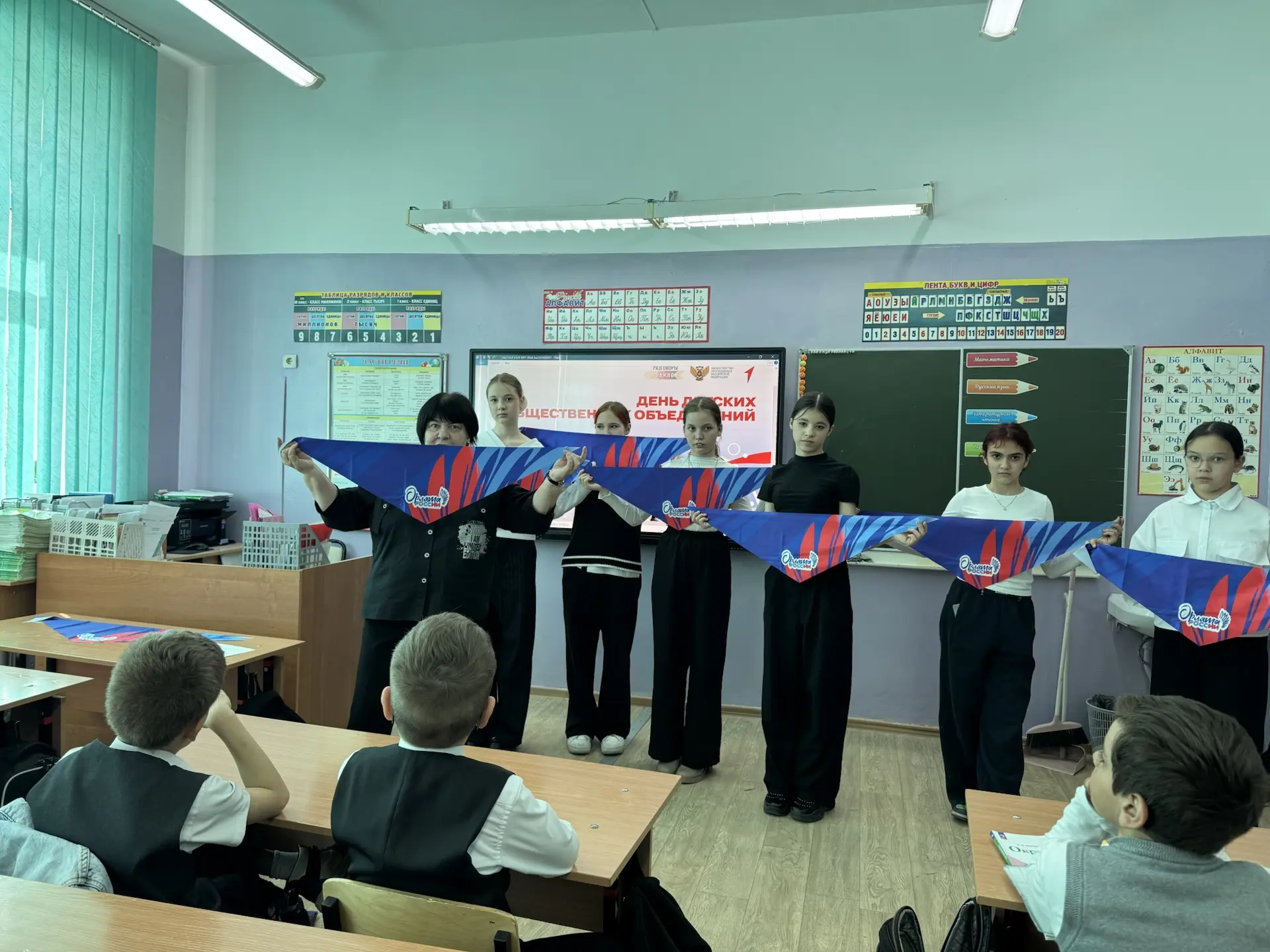 Связь поколений: от пионеров к «Орлятам» ✨  В День общественных объединений наши наставники «Орлят Р