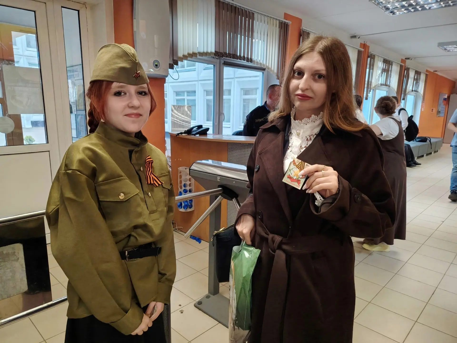 Открытка с Днём Победы   Предпраздничное утро в нашей школе началось с доброй волонтерской традиции 
