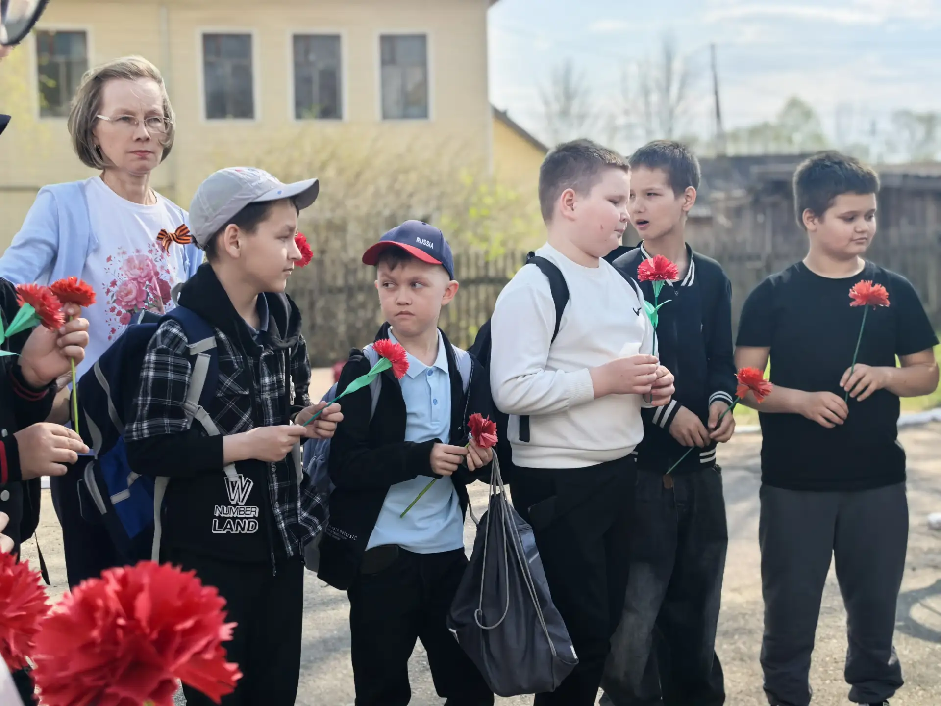 «Не забывается такое никогда»
🇷🇺 На урок мужества, посвящённый Дню Победы, у памятника воинам-земл