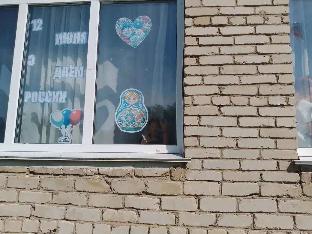 🎨 Праздничное преображение нашего лагеря
В преддверии Дня России в нашем летнем лагере прошла акция