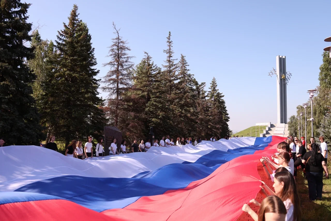 🇷🇺Церемония поднятия Государственного флага Российской Федерации состоялась в Парке П...