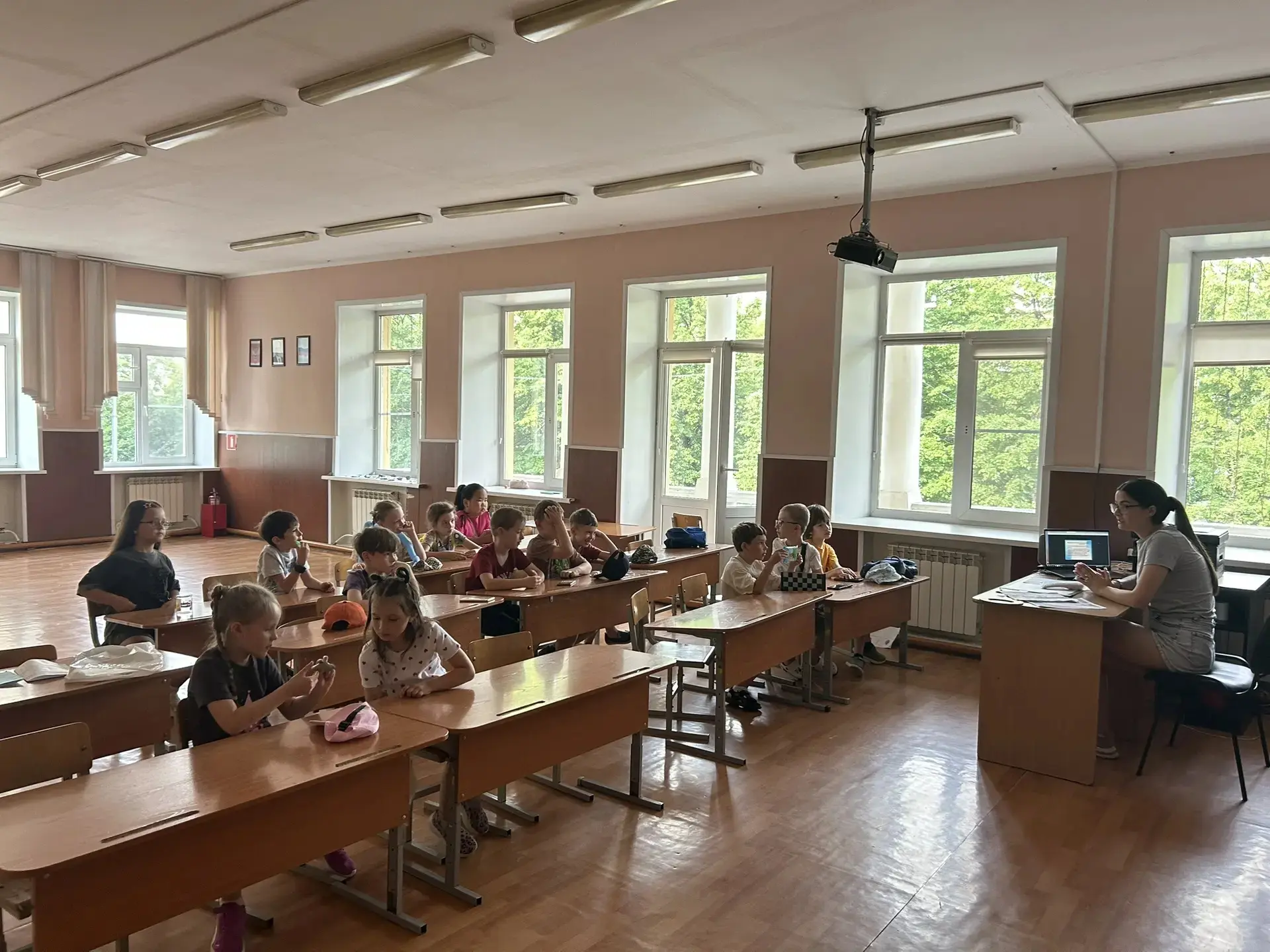 В рамках программы безопасного и интересного летнего отдыха в пришкольном лагере был организован и п