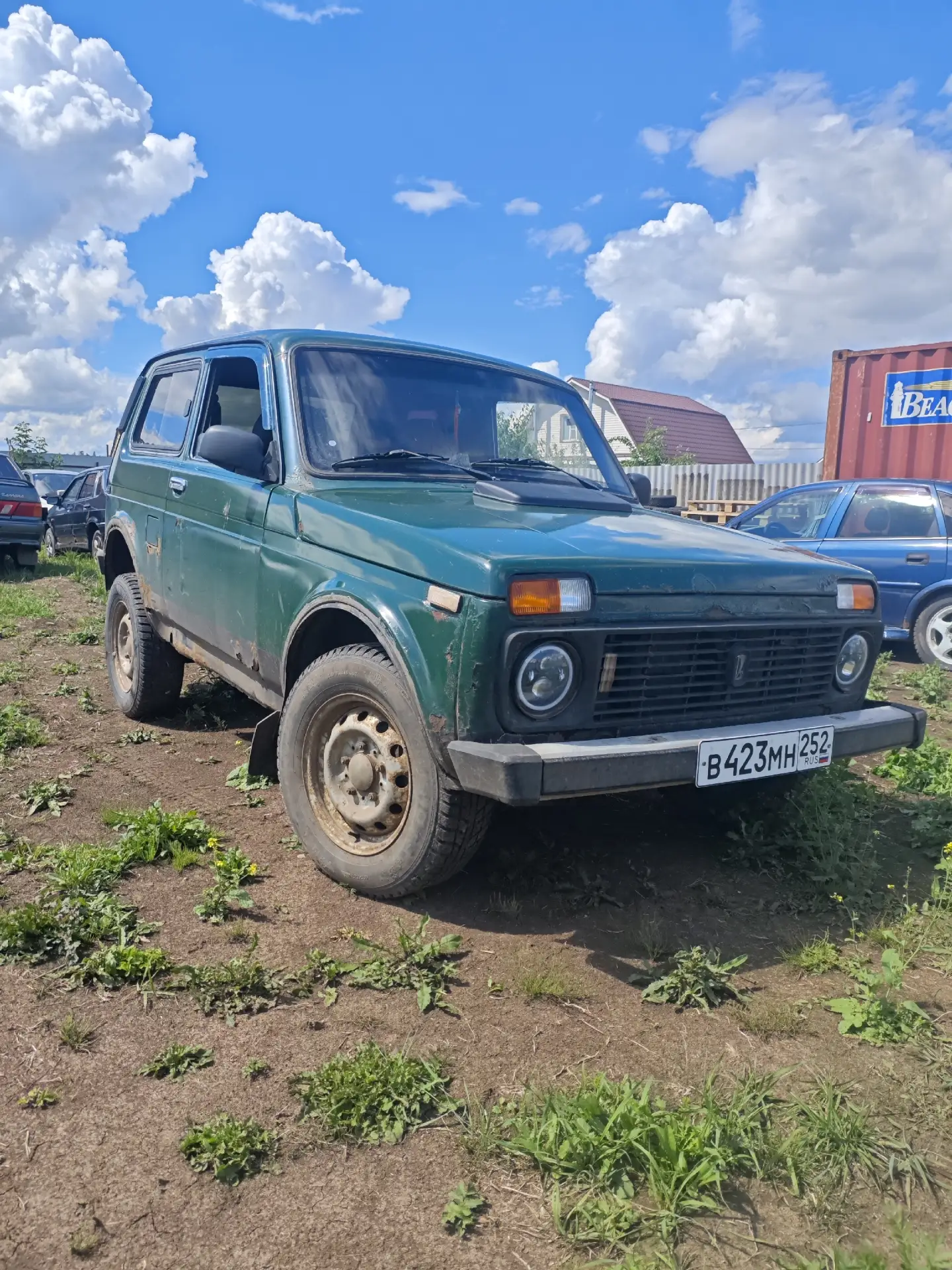 Продам Ниву 1999г.в. 1.7 карб. На ходу, КПП 5 ступка. Раздатка переключает. Документы в порядке, на 