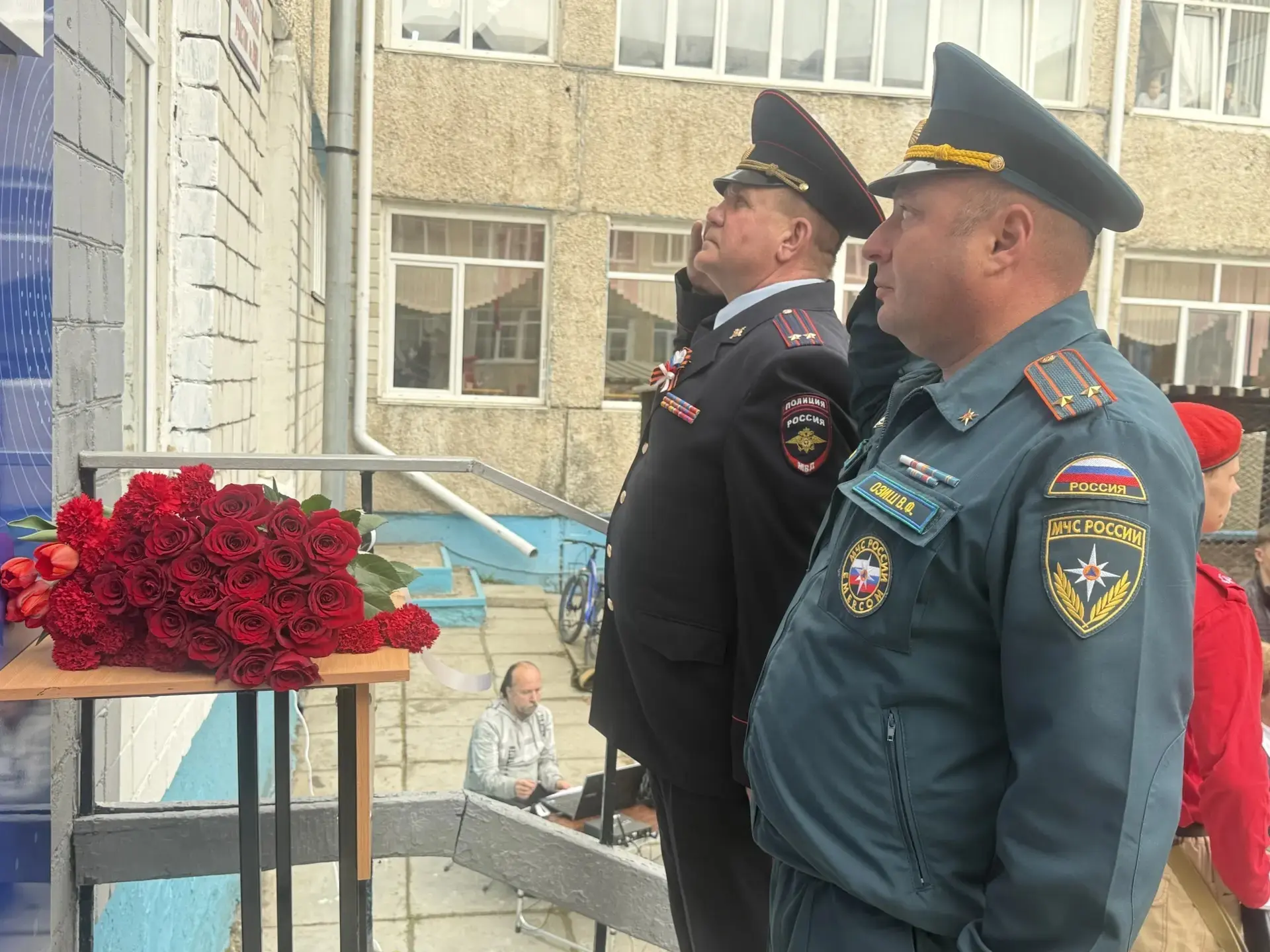 🕊 Алые гвоздики и тишина  В церемонии открытия мемориальной доски Андрею Мамонову был момент, которы