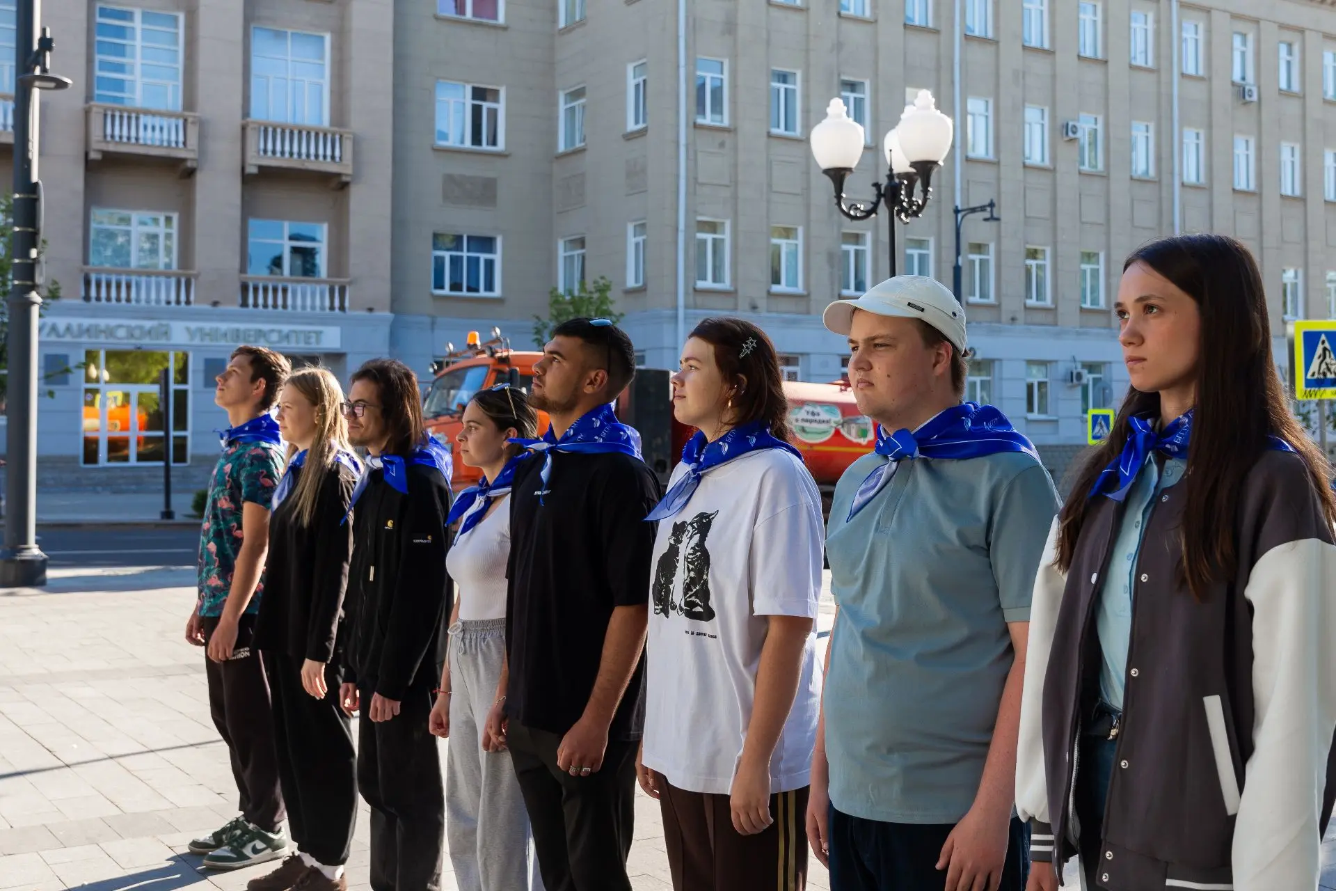 🇷🇺 Студенты ИИПСГО подняли флаги перед Акмуллинским университетом  25 мая в Акмуллинском университет