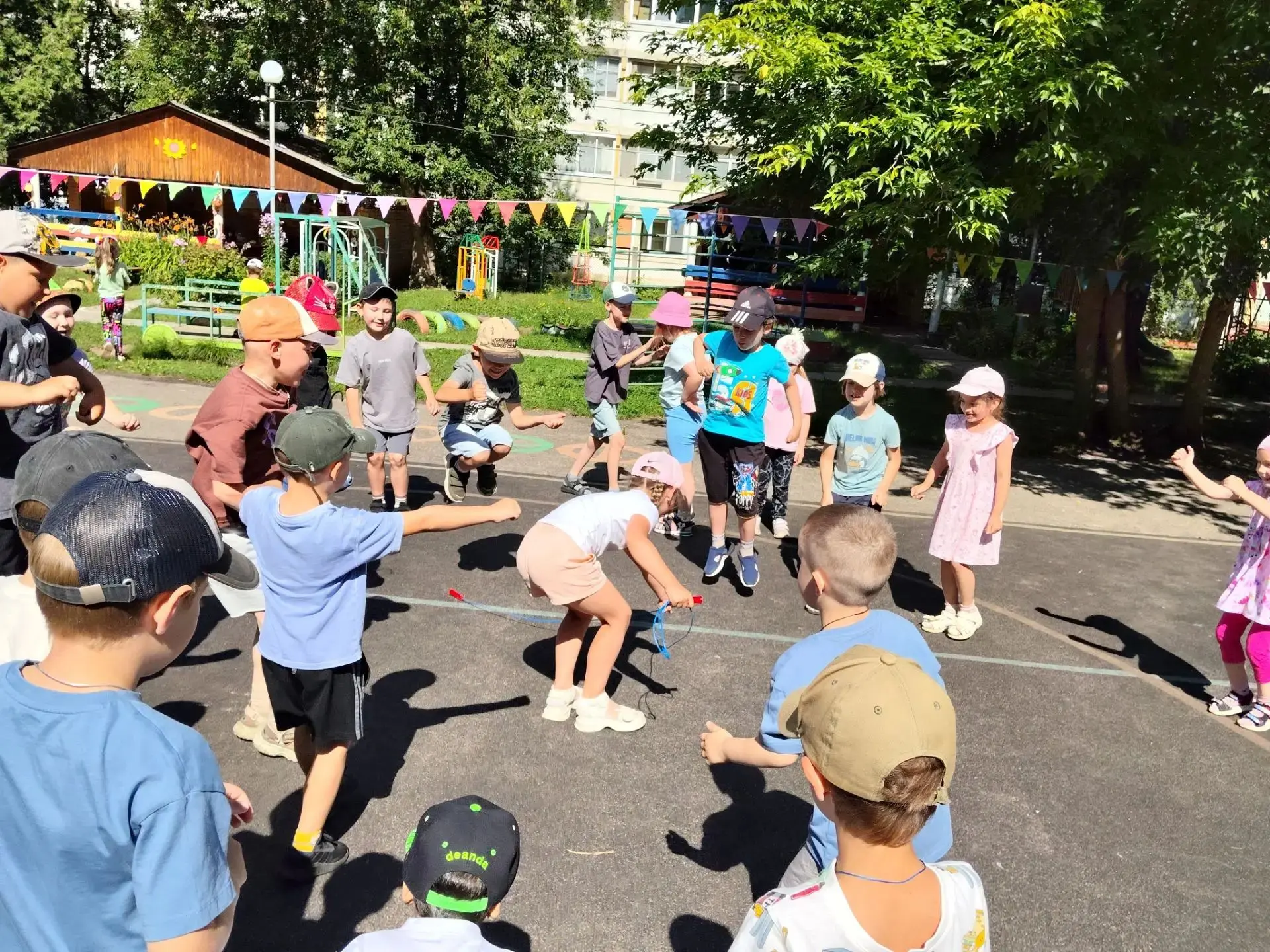 🤾🏻‍♀️⛹️В группе № 9 прошел «День дворовых игр». 

🤸🤾‍♂️Чтобы разнообразить прогулку и привить лю