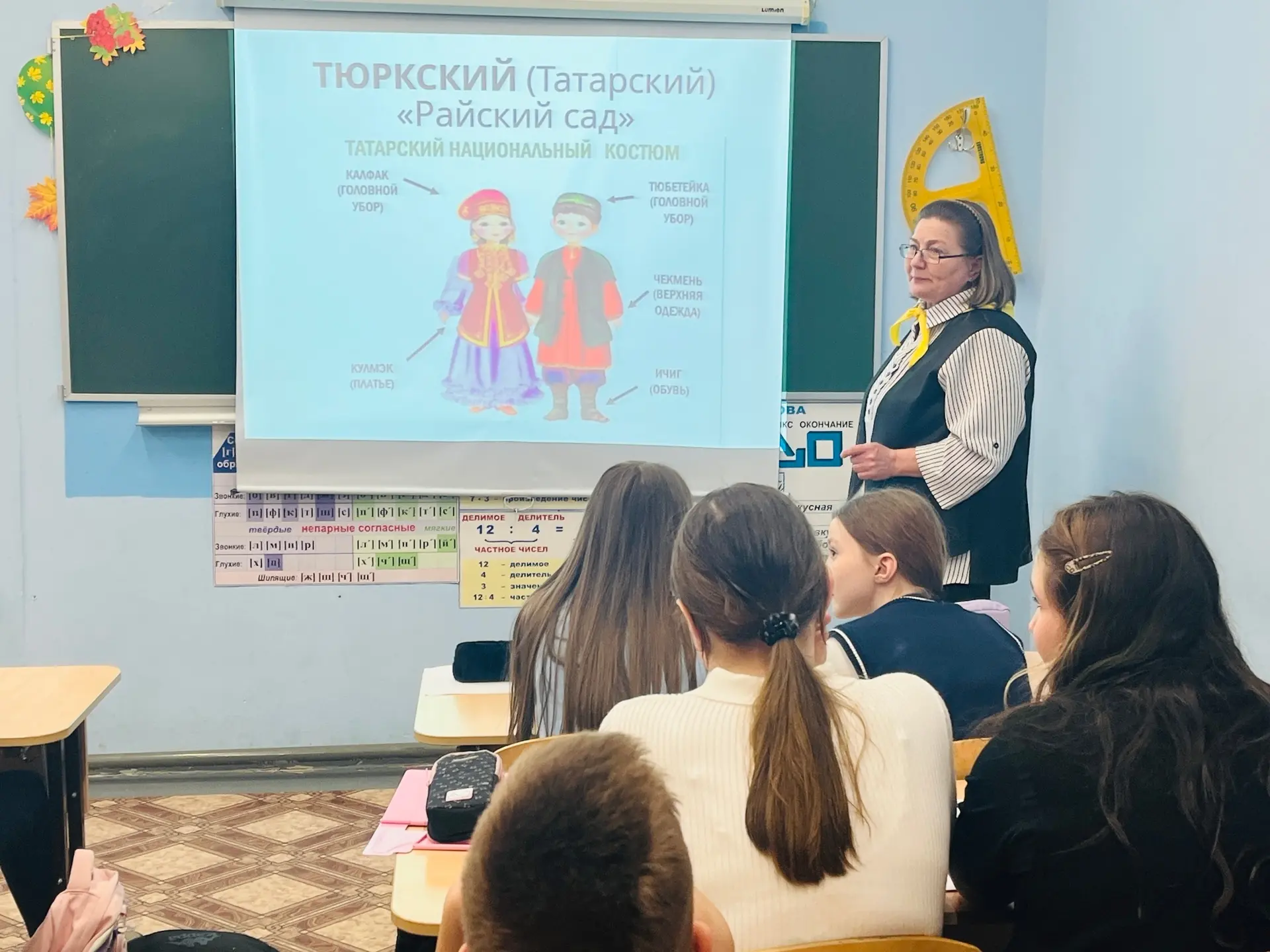💥«Этно-код: секреты единства»: учимся «читать» одежду  К Дню воссоединения Крыма с Россией на уроках