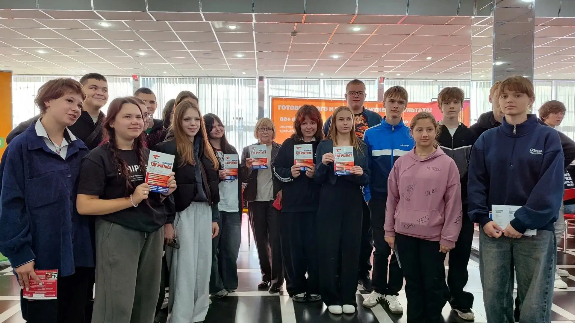 🎓 Девятиклассники из школы №6 побывали на выставке «Навигатор поступления»