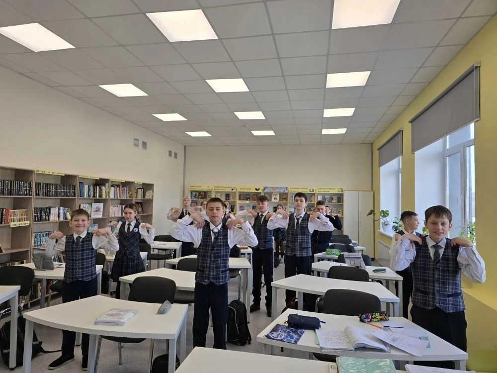 Сегодня в 6 А классе день начался с веселой утренней зарядки💪🏋 Затем был проведен классный час, приу
