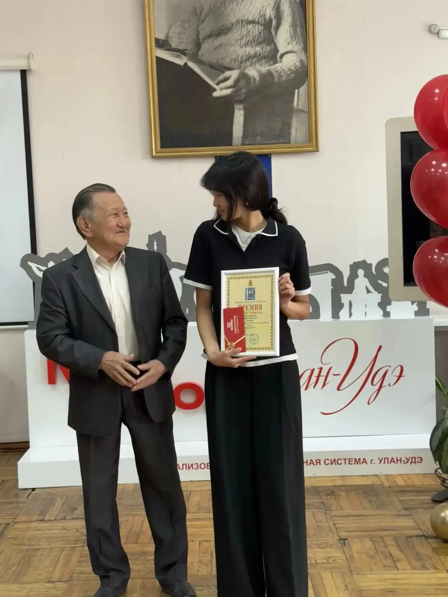 Поздравляем Евгению Владимировну, учителя ИЗО и ее ученицу Бартанову Киру! Здорово! Так...