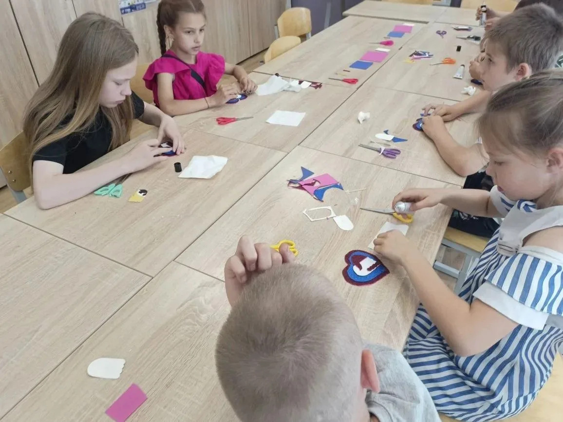 🎨 Единство народов мира в творчестве: мастер-класс по брелкам из фоамирана прошел в ДШИ