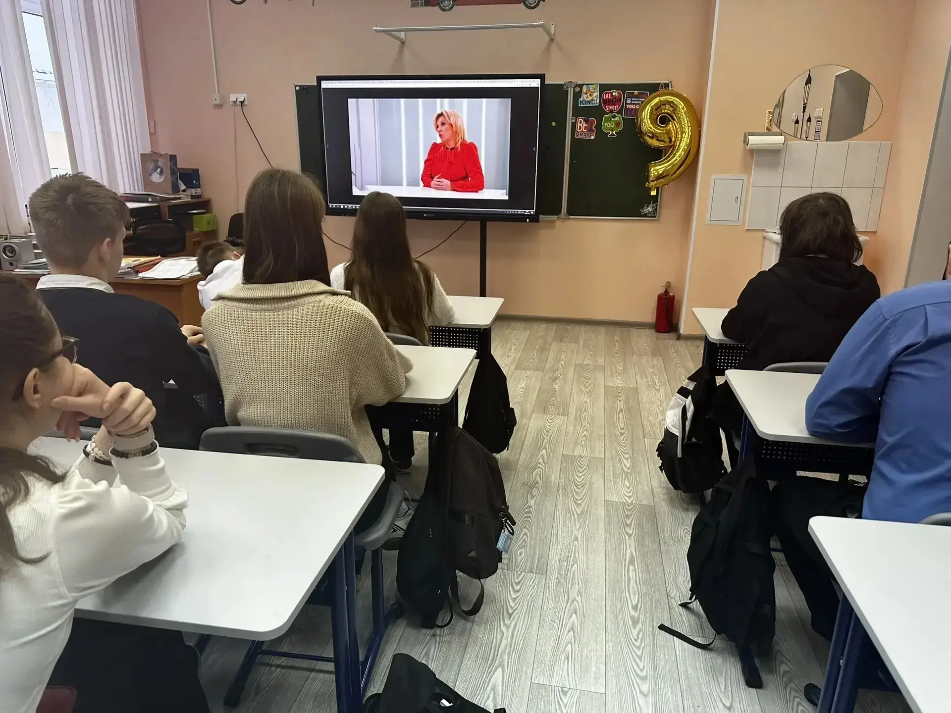 🌟 Утро понедельника в лицее началось ярко и торжественно — с линейки, выноса флага и гимна! 🇷🇺  А по