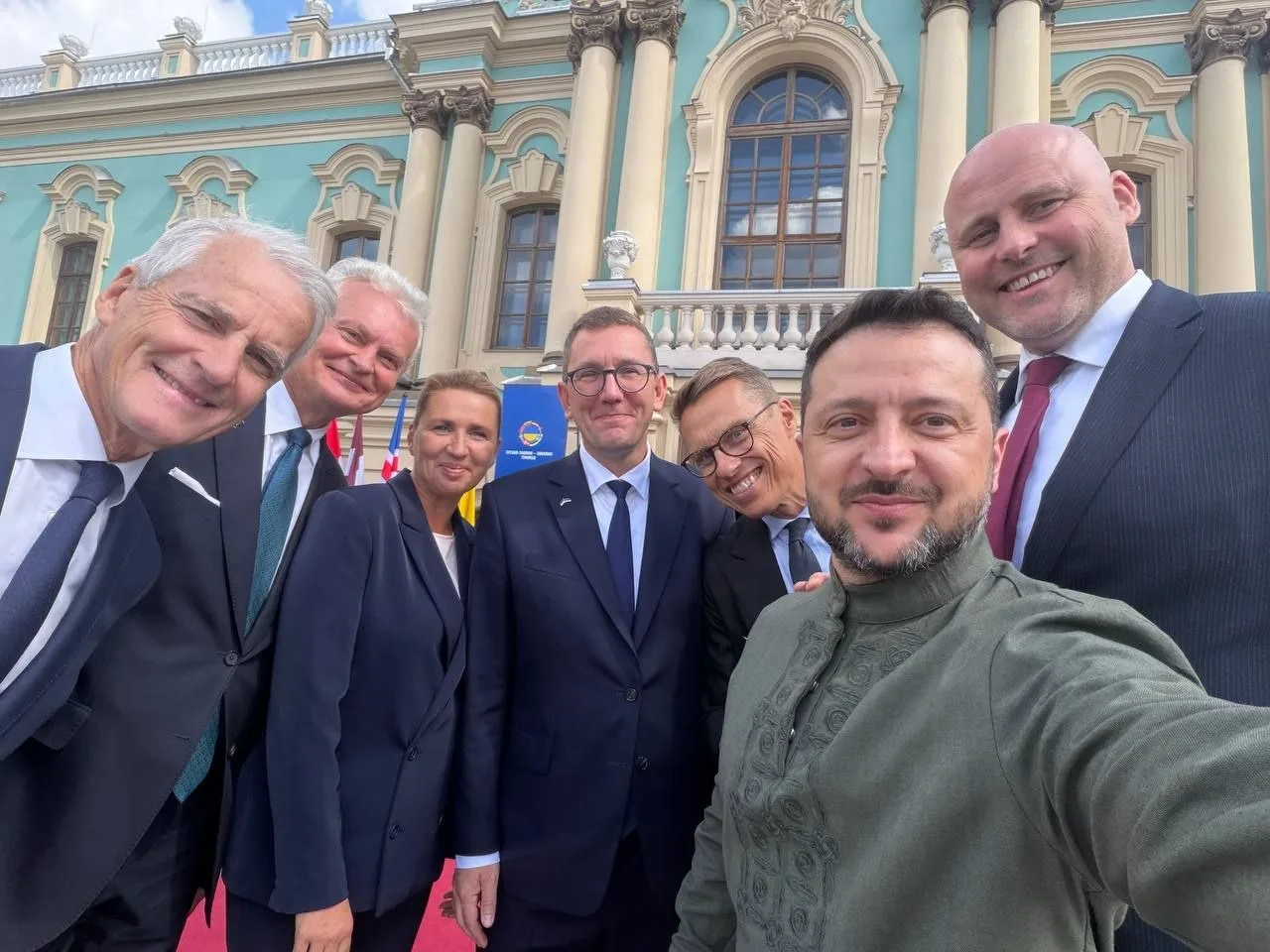 А это гаранты их независимости... 🤣