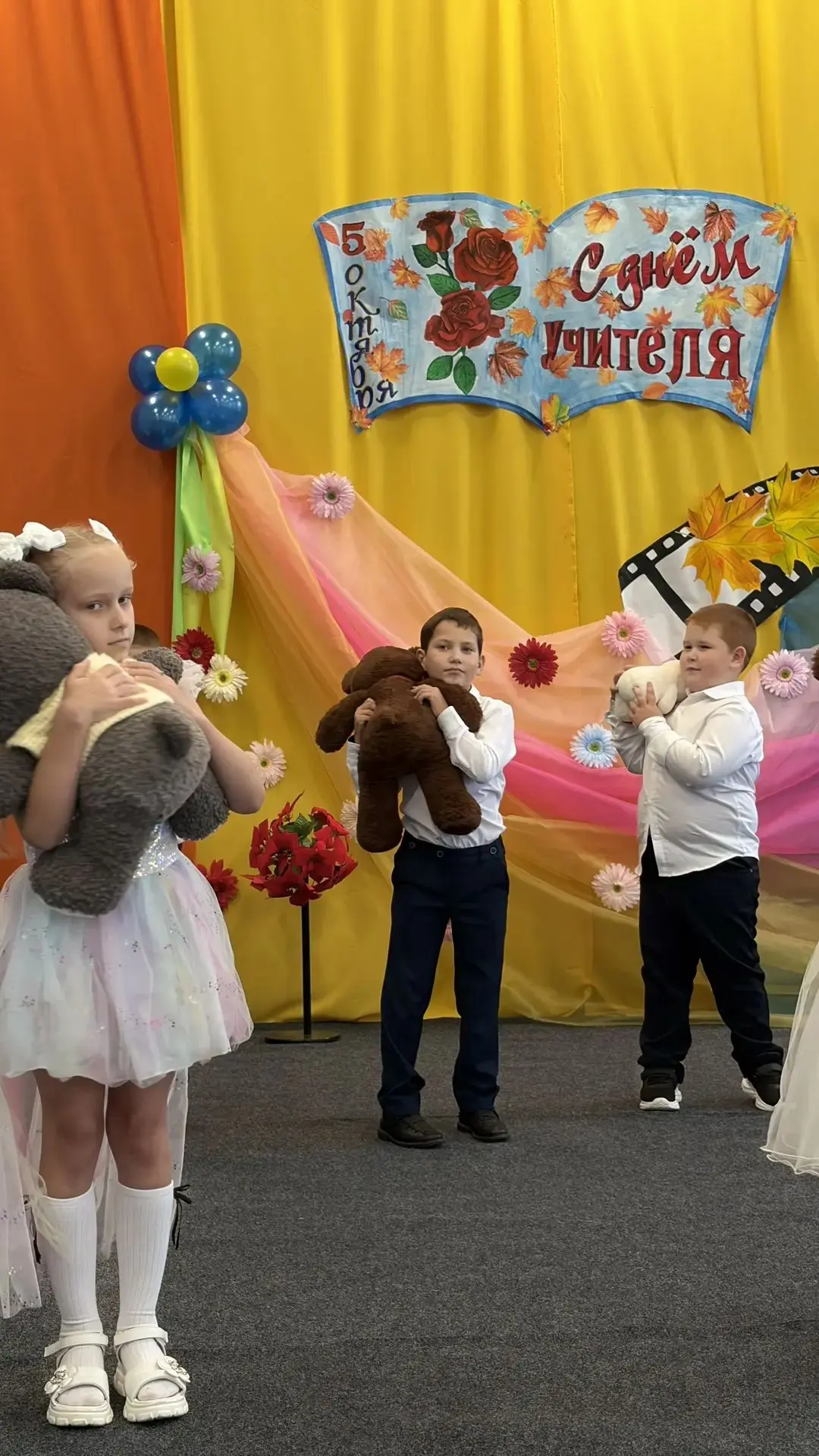 🎉🎊 В преддверии Дня учителя в нашей школе прошёл яркий и  душевный праздничный концер...