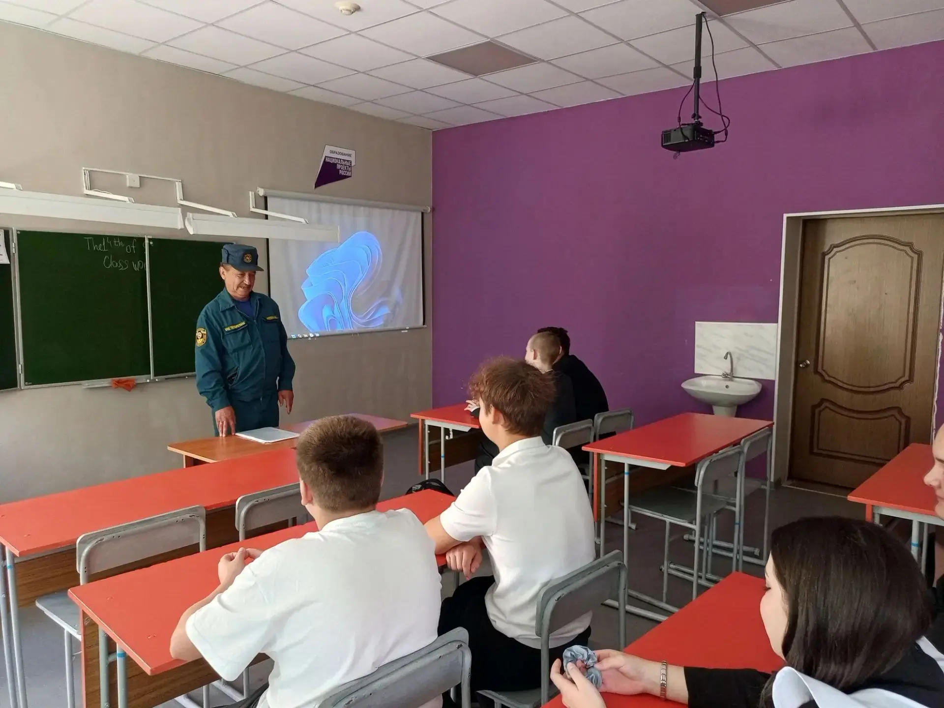 Безопасность — ответственность каждого: урок от профессионала в «Поповской СОШ»