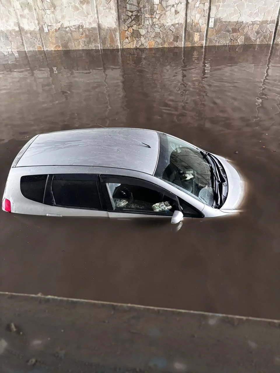 Под Октябрьским мостом на Крайней сегодня утонули несколько машин 🤯