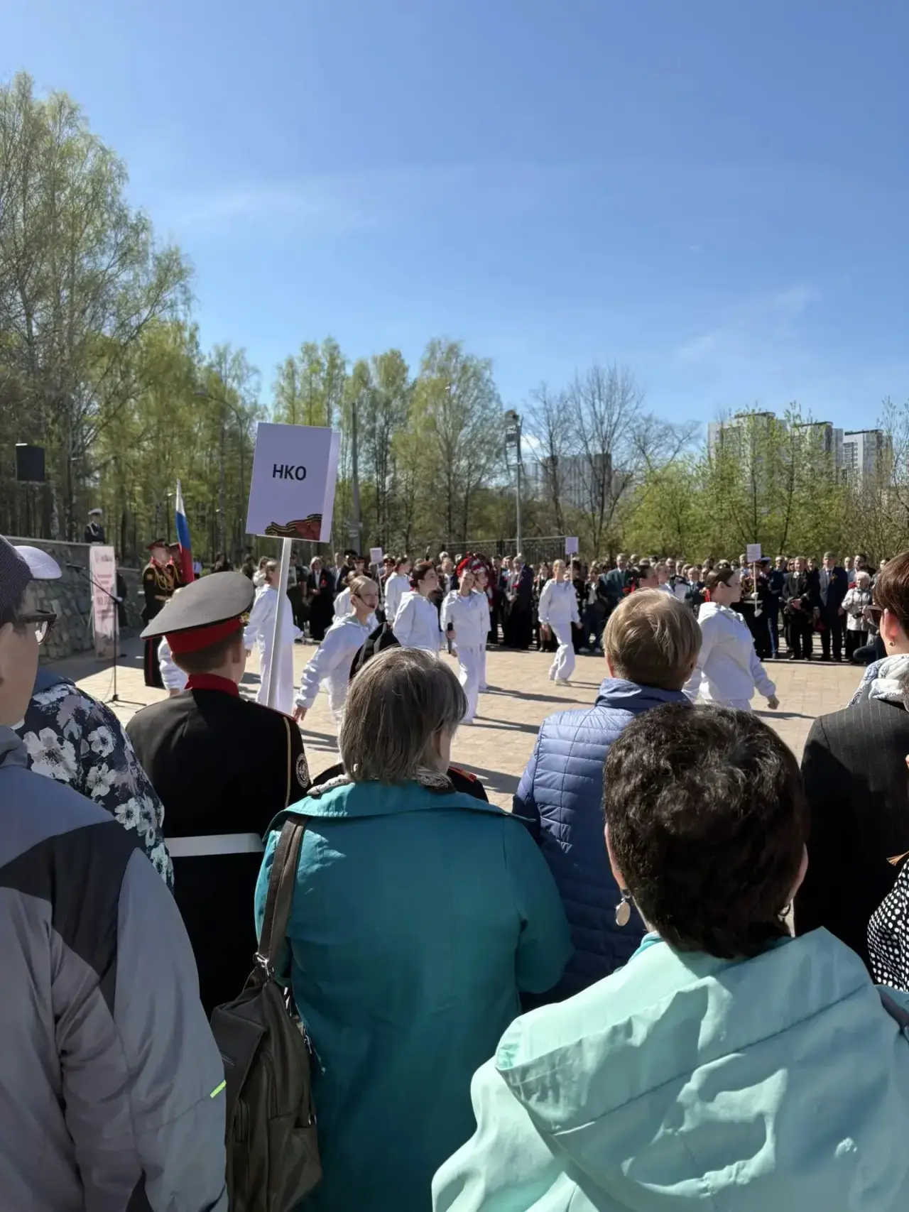 Ежегодно наша школа принимает участие в торжественном возложении цветов к мемориалу «Скорбящая». Сег
