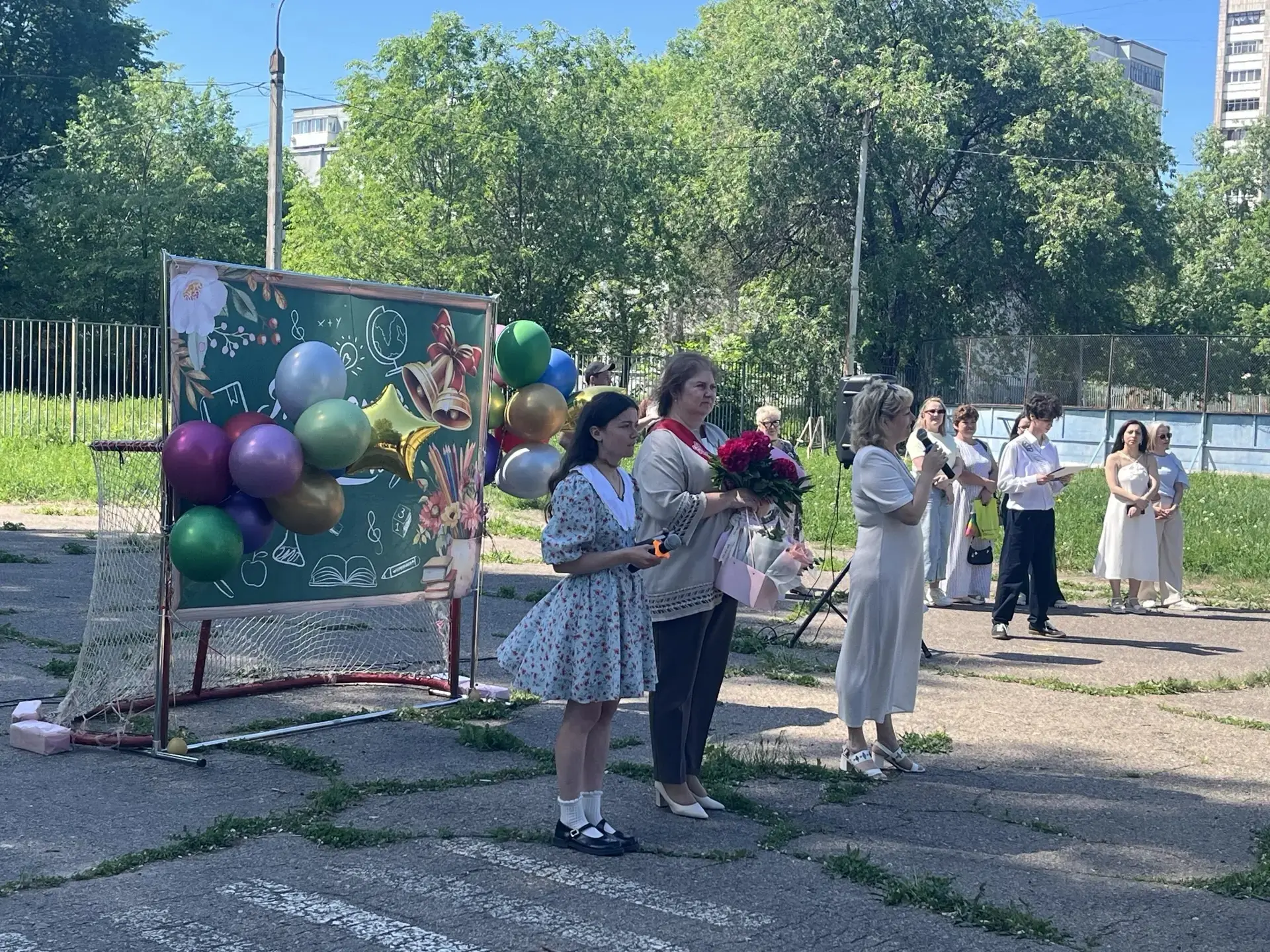 Сегодня в нашей школе прозвенел последний звонок для учеников 4-х и 9-х классов.