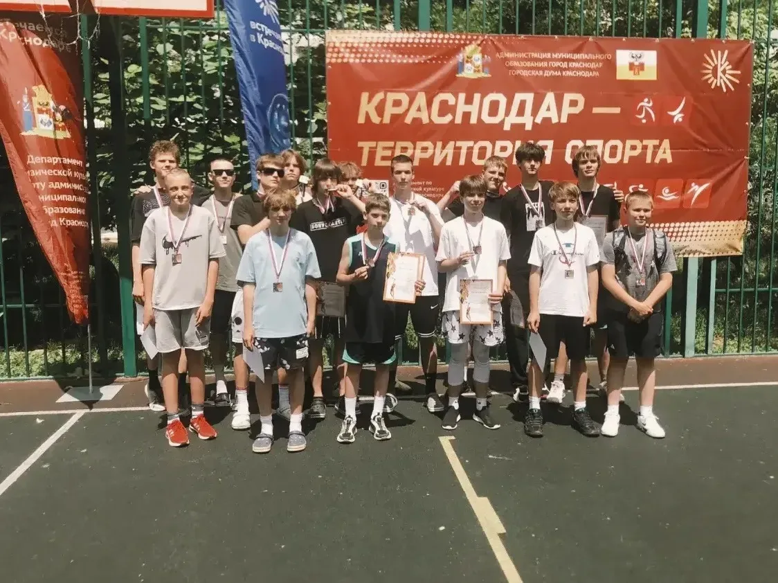 Гордимся нашими 🏆

Лето — идеальное время для стритбола! Поэтому сборные команды нашей школы с удов