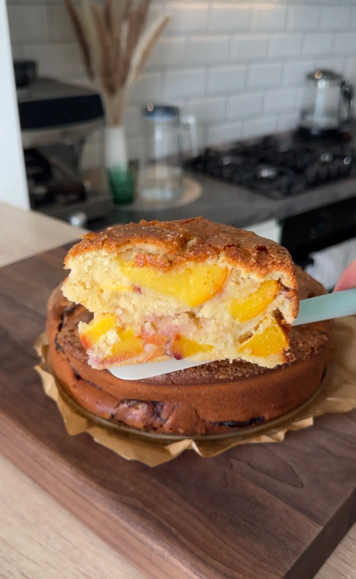 Доброго дня, мои дорогие! Сегодня приготовил просто нереально вкусный и нежный пирог — настоящий дес