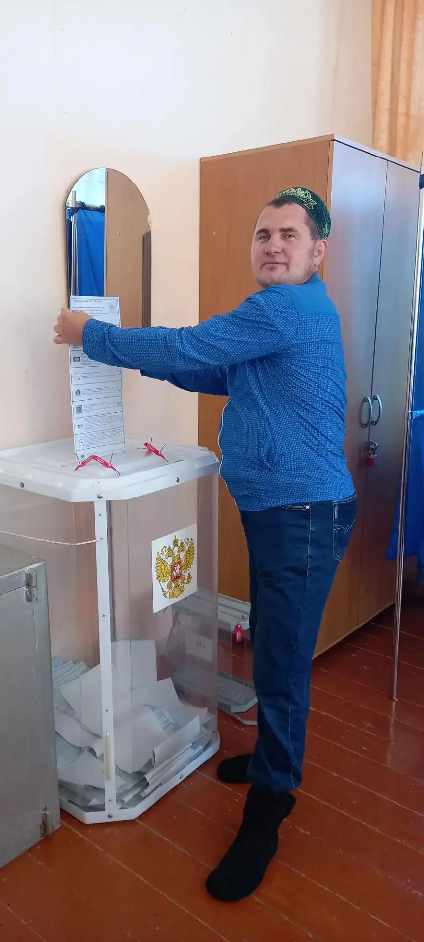 Блогер из деревни Кундашлы Руслан Сакерин проголосовал на выборах в Государственную Дум...