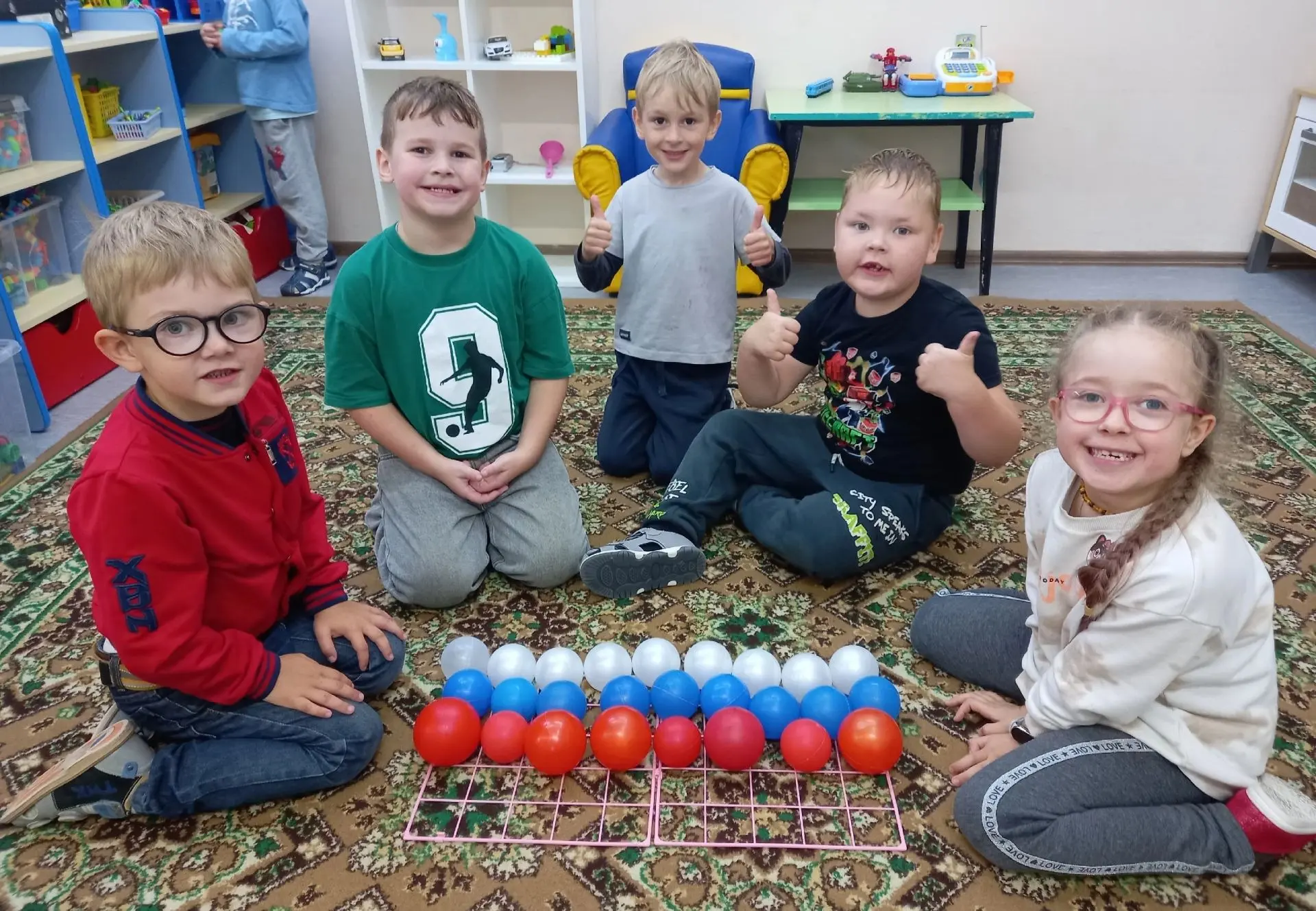 Продолжаем фотомарафон 📸 «Цвета России в кадре»: ребята группы "Совушка" сложили трико...