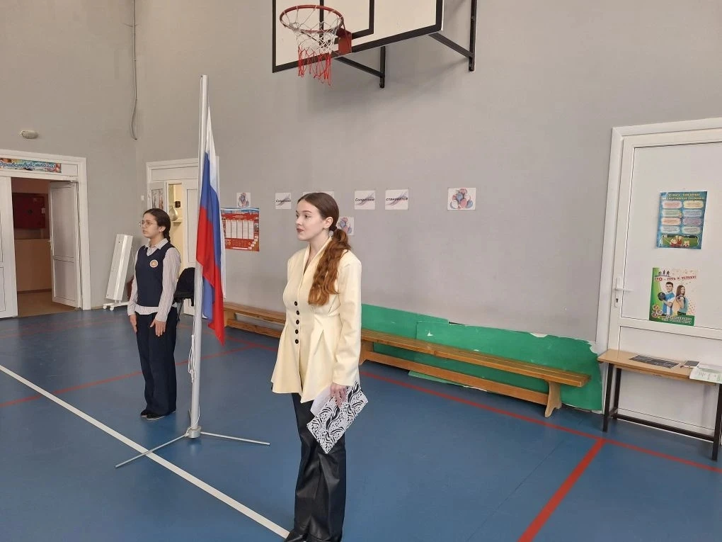 Традиционное начало недели: флаг, гимн, награждение и "Разговоры о важном".   Новая учебная неделя в