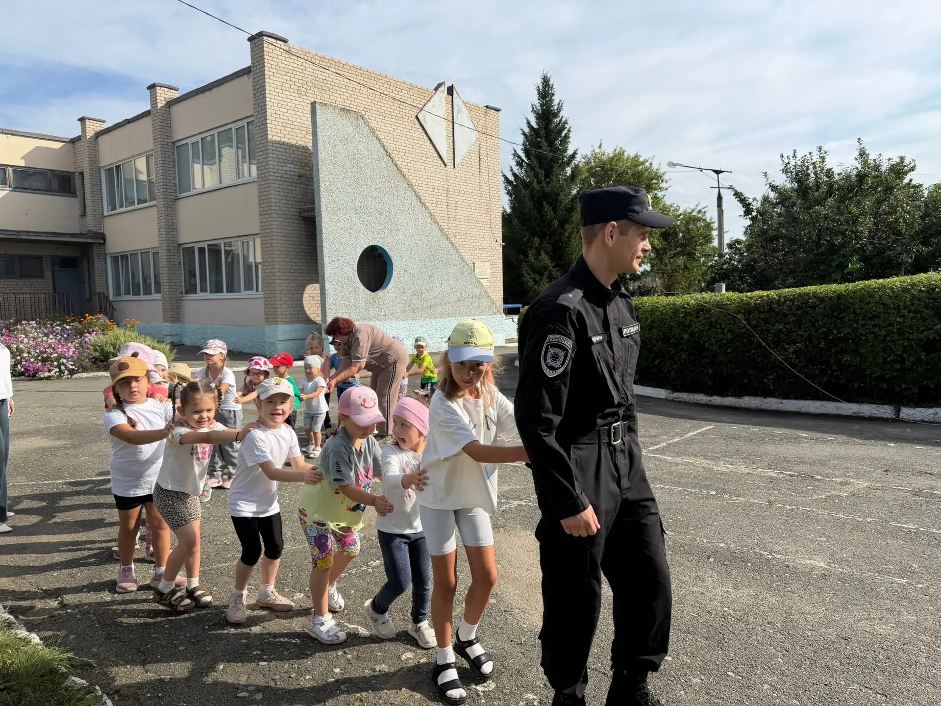 Полицейский Троицка провел для дошколят утреннюю разминку 

В преддверии Дня физкультурника сотрудни