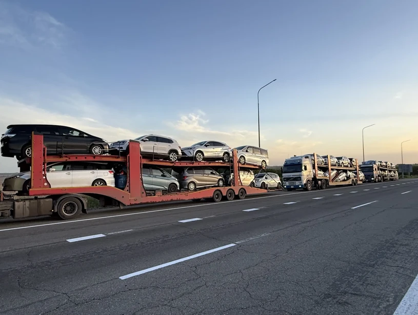 Автовоз из Владивостока отправился в Омск.