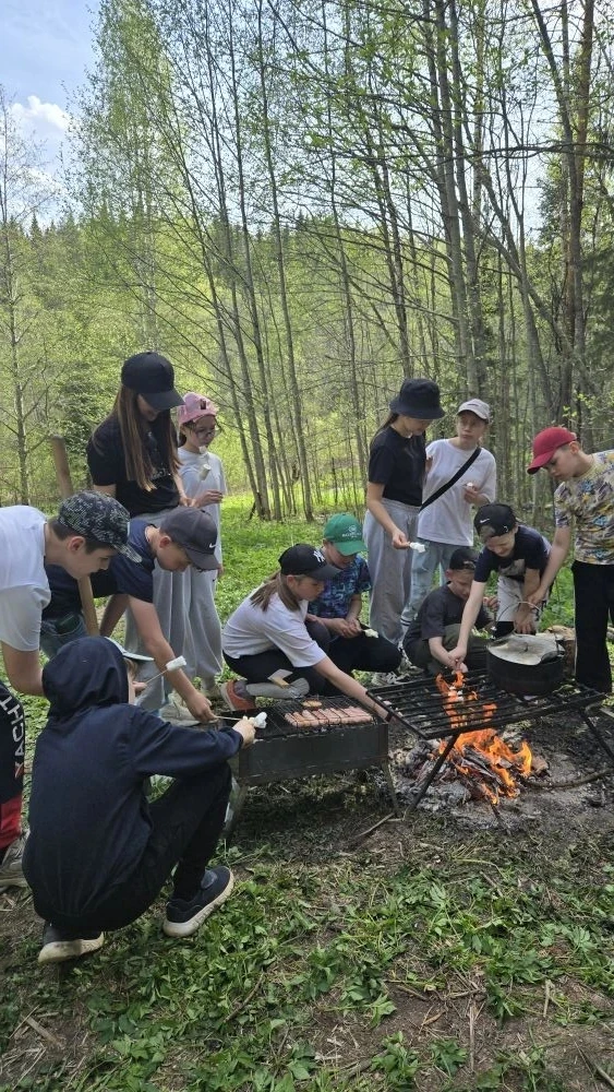 👟У похода есть начало,  А конца походу нет.  Мы прошли дорог немало,  Но огромен белый свет.  Ученик