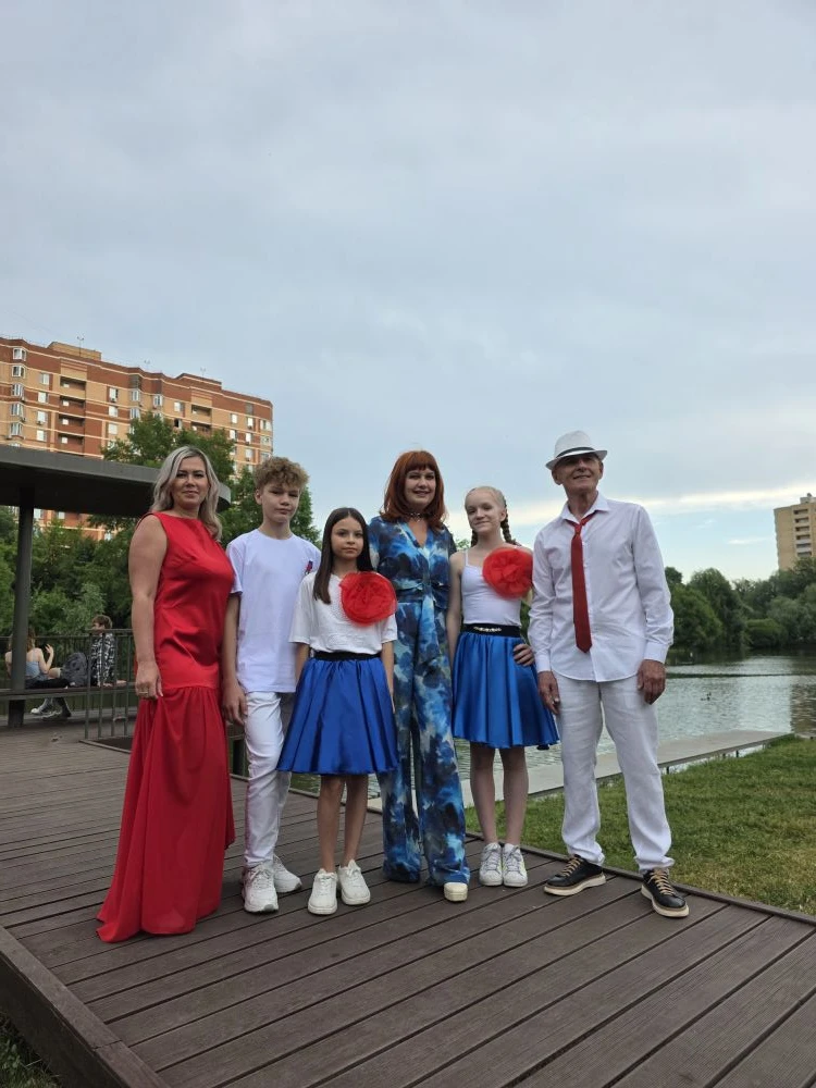 В День России в Наташинском парке Люберец выступили воспитанники Школы-студии эстрадног...