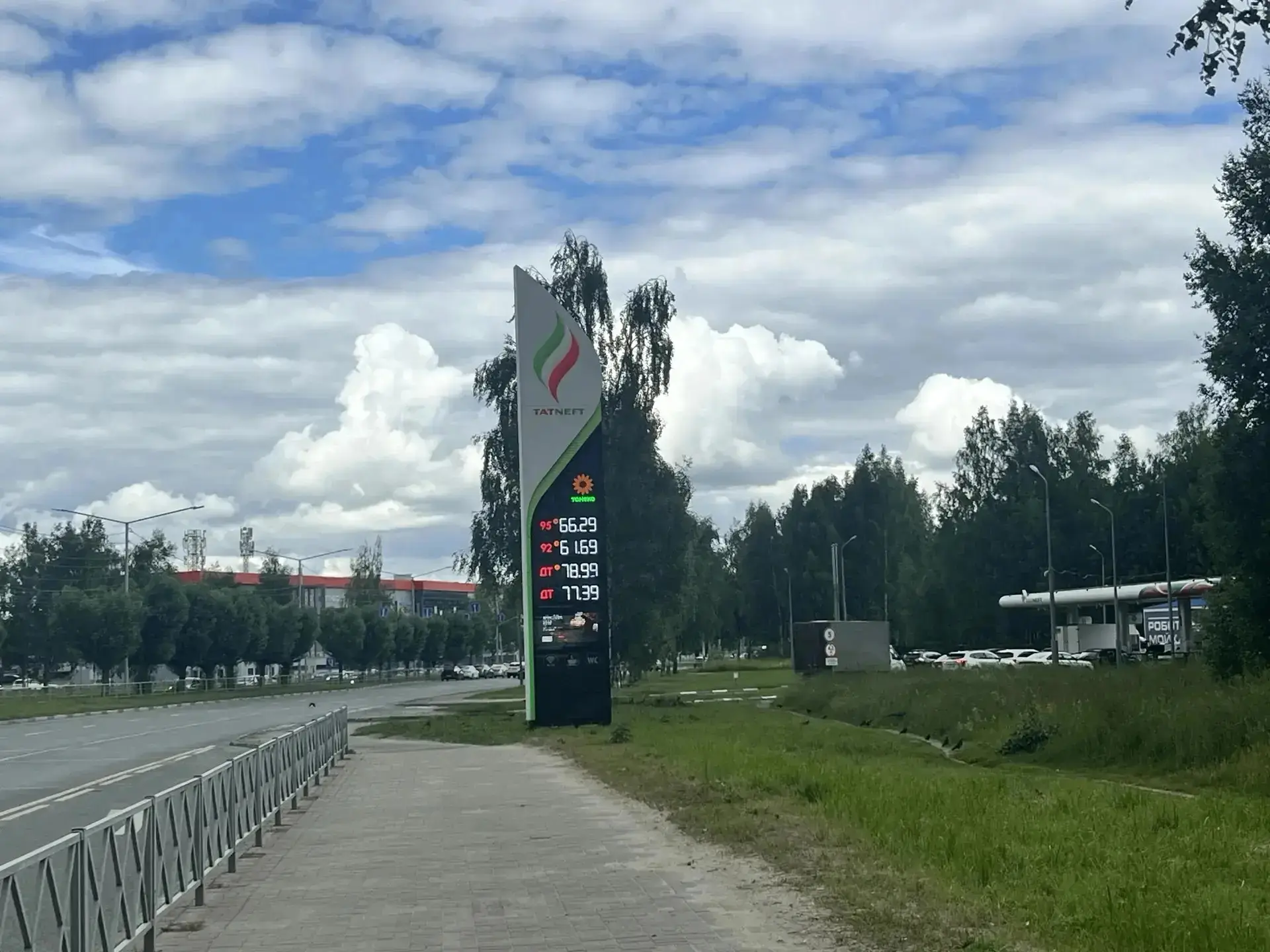 В Ярославской области продолжается работа по увеличению поставок топлива на автозаправочные станции.