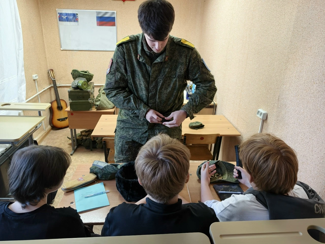 Новомосковские казаки провели занятие со школьниками
