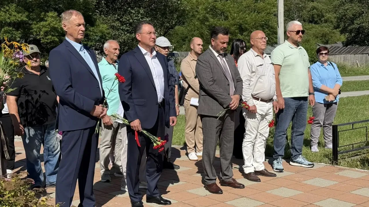 🕯️ Жители села Шебунино почтили память погибших шахтёров. Возложили цветы и почтили ге...