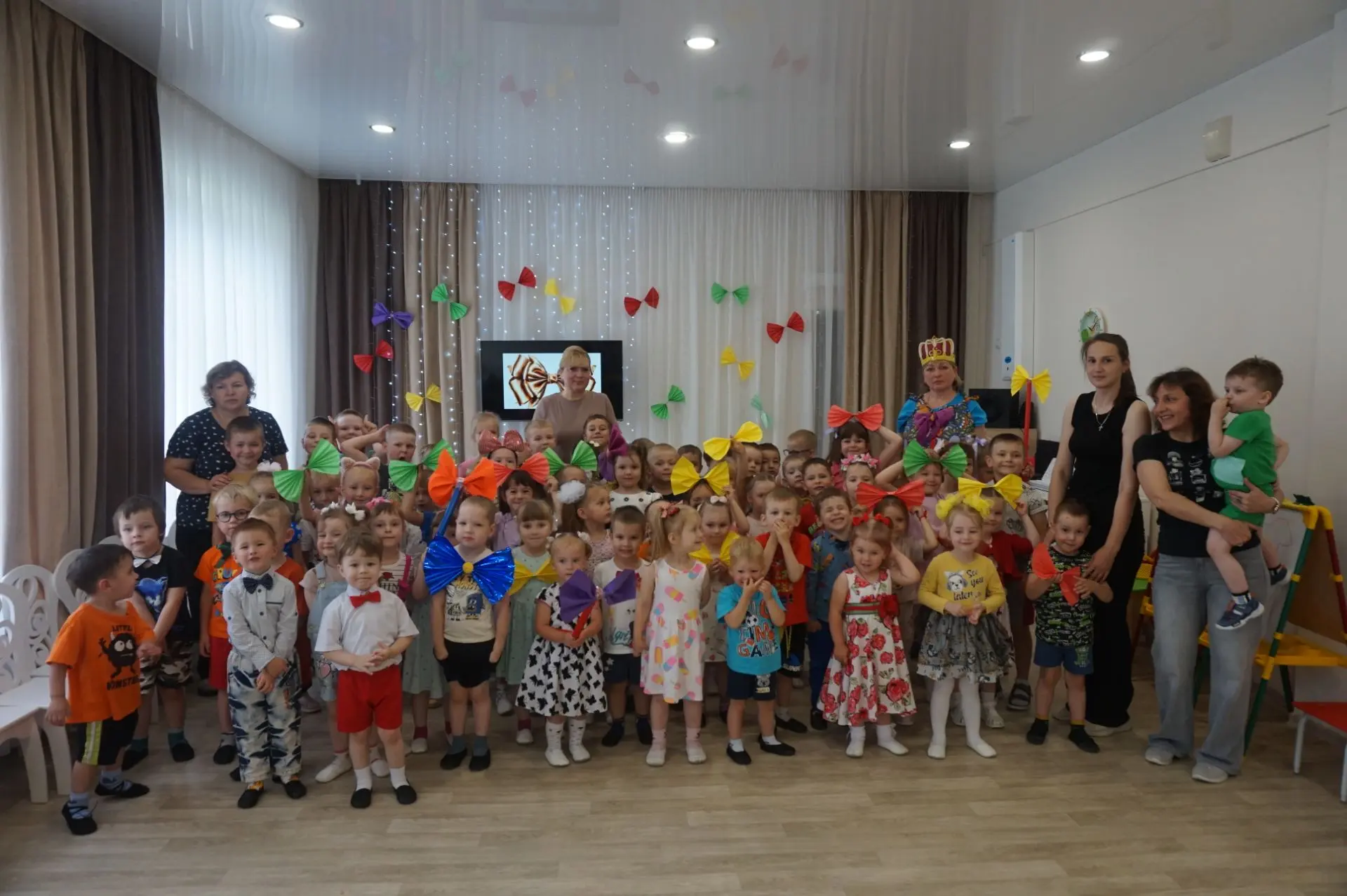 Сегодня в детском саду прошёл яркий, красочный праздник - "День бантиков"! Под бурные аплодисменты к