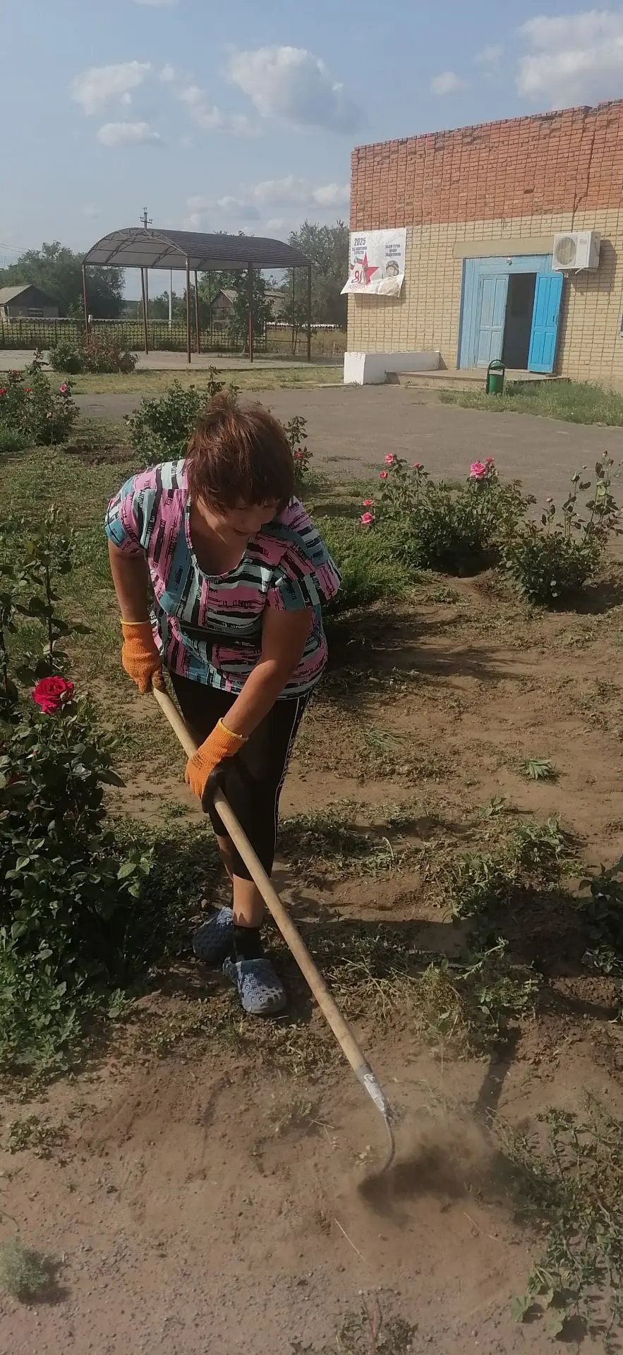 Выражаем искреннюю благодарность Клюевой Светлане Тимофеевне, которая помогла  в работе по благоустр