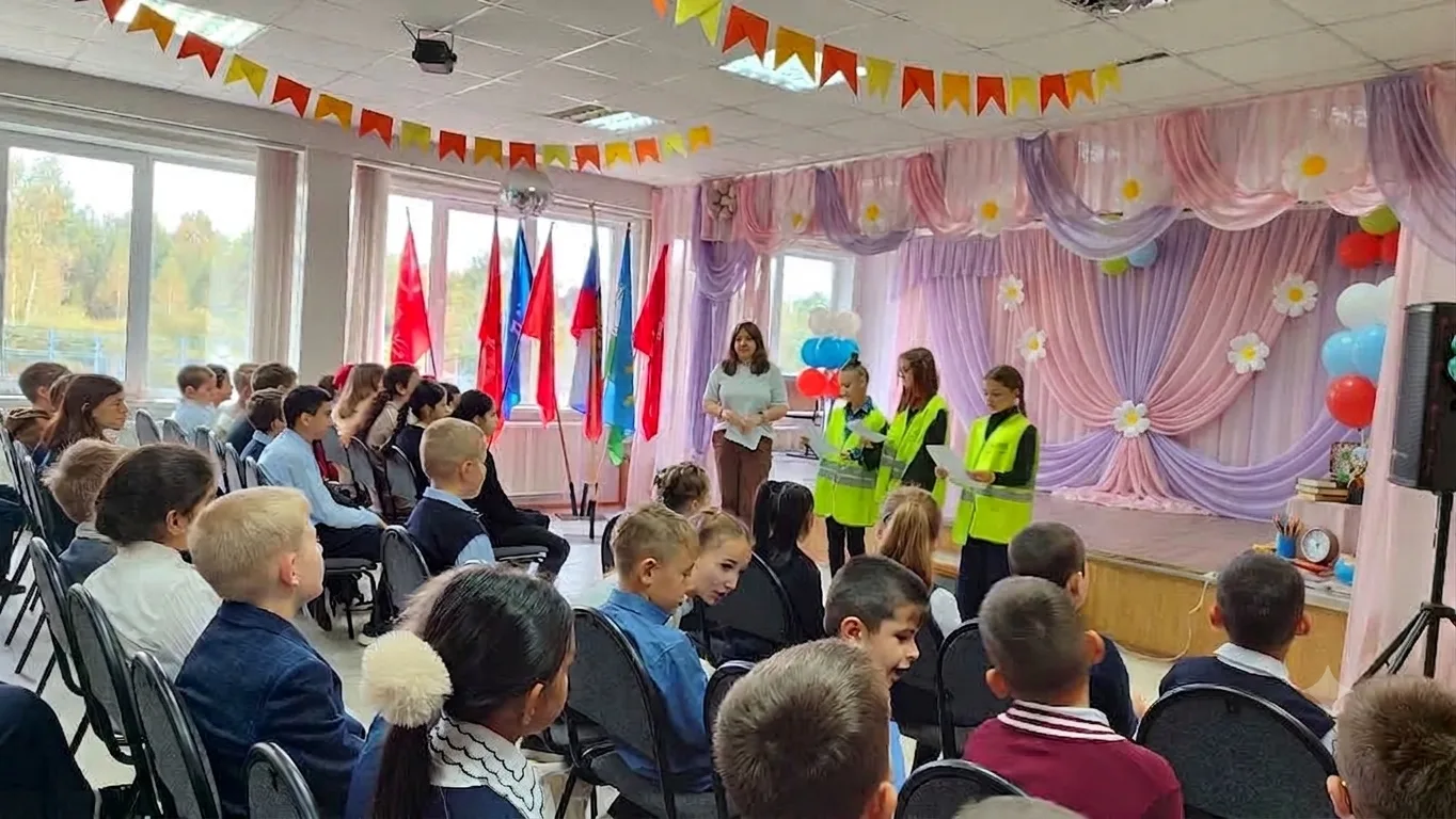 Новая учебная неделя в нашей школе началась традиционно — с поднятия государственного ф...