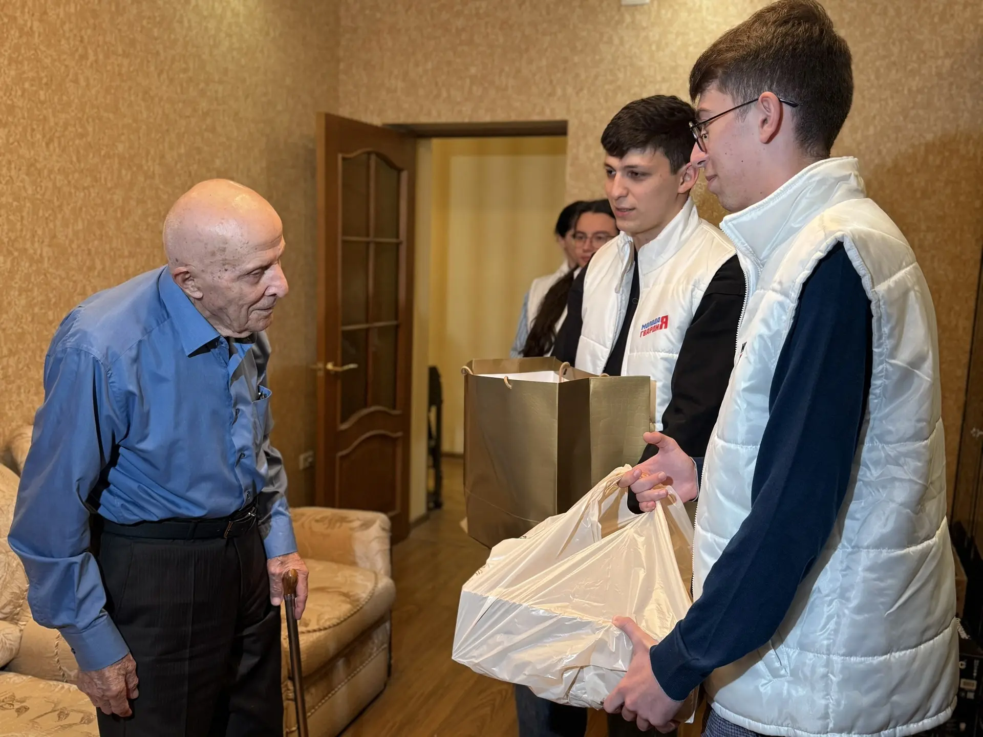 Активисты «Молодой Гвардии Единой России» поздравили ветерана Великой Отечественной вой...